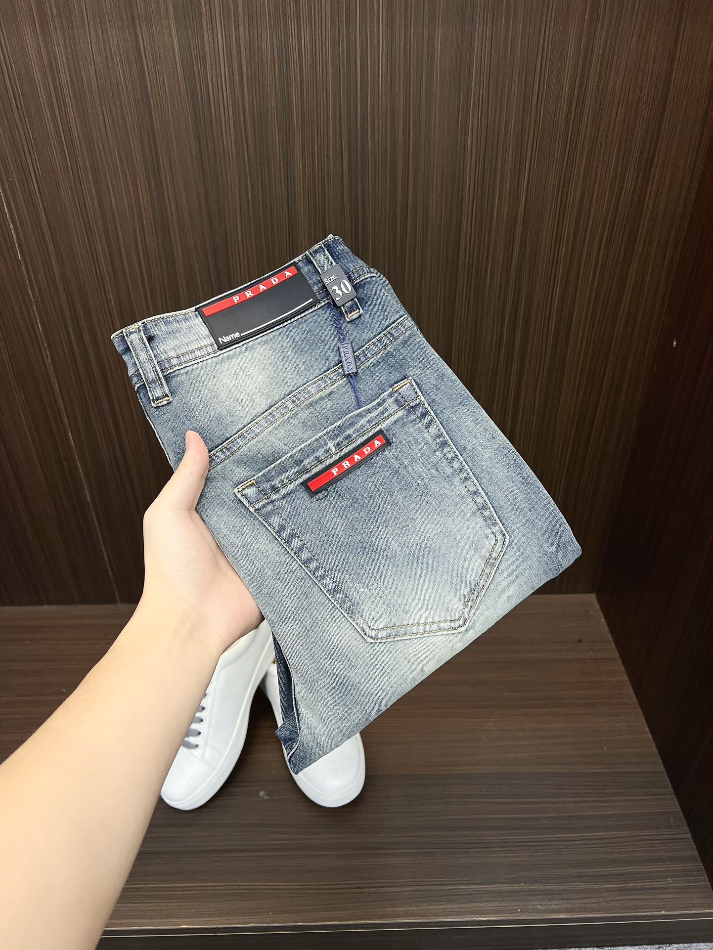 NO:608503,[Prada] 2025 new products are available at counters. The best jeans counters in physical stores are original 1:1 good products, suitable for all ages. The highest version of European imported fabrics on the market. Comfortable, soft and skin-friendly, with super upper body effects. Fashionable and versatile, straight and stylish, a wardrobe must-have!  Suitable for any occasion. Sizes: 29-38, prada, jeans, alexander wang19860909【普拉达】 2025新款新品 专柜有售 实体店极品牛仔裤专柜原版1:1好货,适合各个年龄段.市场最高版本的欧洲进口面料.舒适柔软亲肤,上身效果超级棒时尚百搭,笔挺有型,衣橱必备！适合任何场合穿着 尺码:29-38,,prada,jeans,alexander wang,Men's clothing