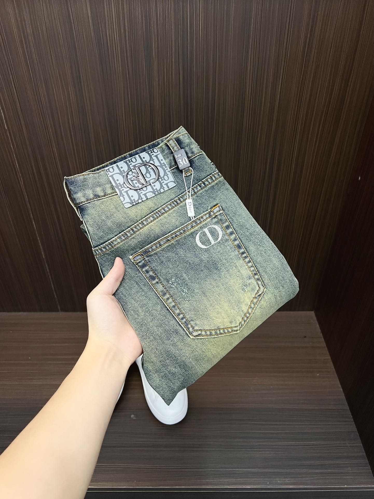 NO:608497,[Dior] 2025 new products are available at counters. Original 1:1 quality goods from the best jeans counters in physical stores, suitable for all ages. The highest version of European imported fabrics on the market. Comfortable, soft and skin-friendly, with super upper body effects. Fashionable and versatile, straight and stylish, a wardrobe must-have!  Suitable for any occasion. Sizes: 29-38, dior, jeans, alexander wang19860909【迪奥】 2025新款新品 专柜有售 实体店极品牛仔裤专柜原版1:1好货,适合各个年龄段.市场最高版本的欧洲进口面料.舒适柔软亲肤,上身效果超级棒时尚百搭,笔挺有型,衣橱必备！适合任何场合穿着 尺码:29-38,,dior,jeans,alexander wang,Men's clothing