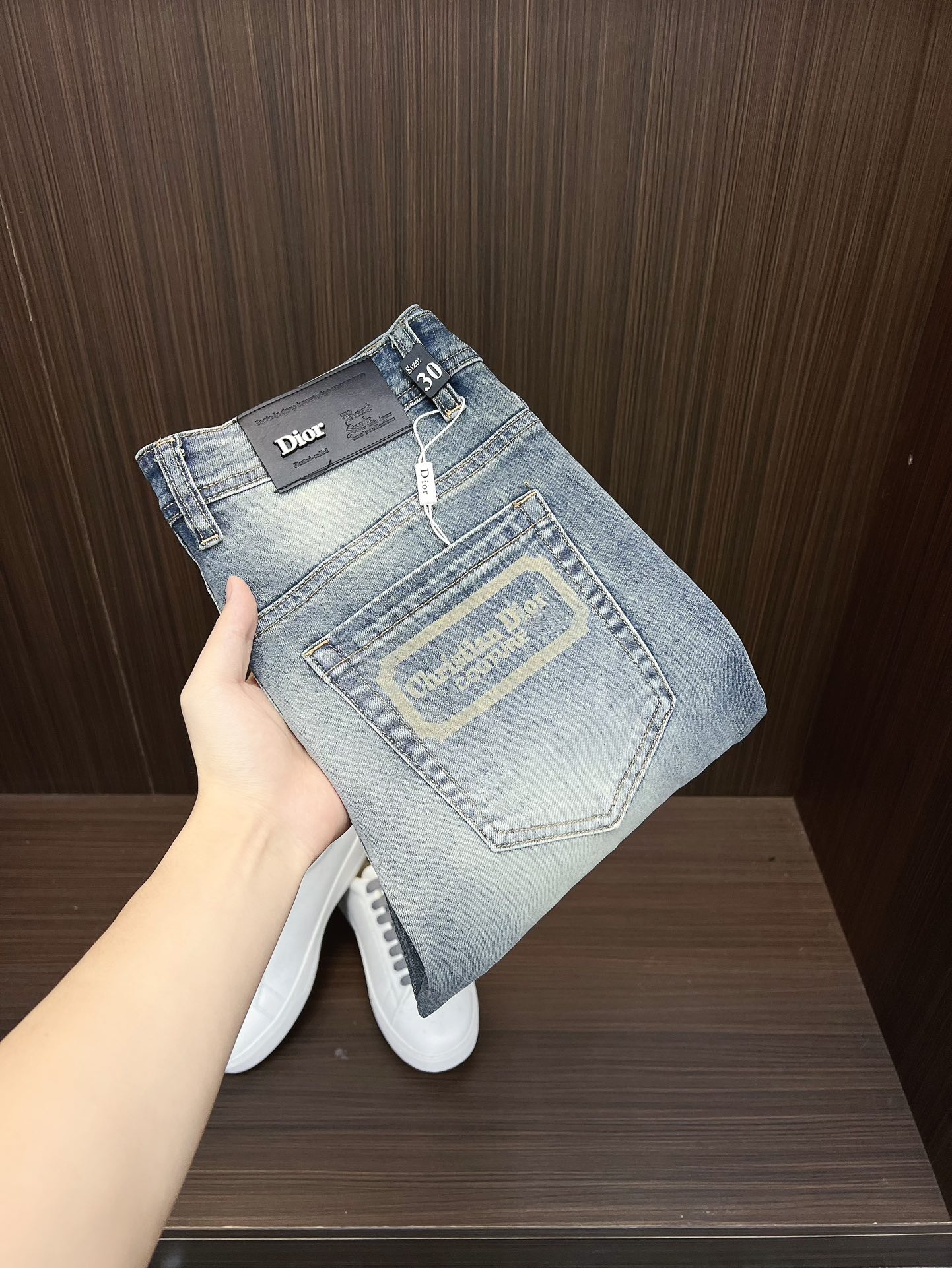 NO:608512,[Dior] 2025 new products are available at counters. Original 1:1 quality goods from the best jeans counters in physical stores, suitable for all ages. The highest version of European imported fabrics on the market. Comfortable, soft and skin-friendly, with super upper body effects. Fashionable and versatile, straight and stylish, a wardrobe must-have!  Suitable for any occasion. Sizes: 29-38, dior, jeans, alexander wang19860909【迪奥】 2025新款新品 专柜有售 实体店极品牛仔裤专柜原版1:1好货,适合各个年龄段.市场最高版本的欧洲进口面料.舒适柔软亲肤,上身效果超级棒时尚百搭,笔挺有型,衣橱必备！适合任何场合穿着 尺码:29-38,,dior,jeans,alexander wang,Men's clothing