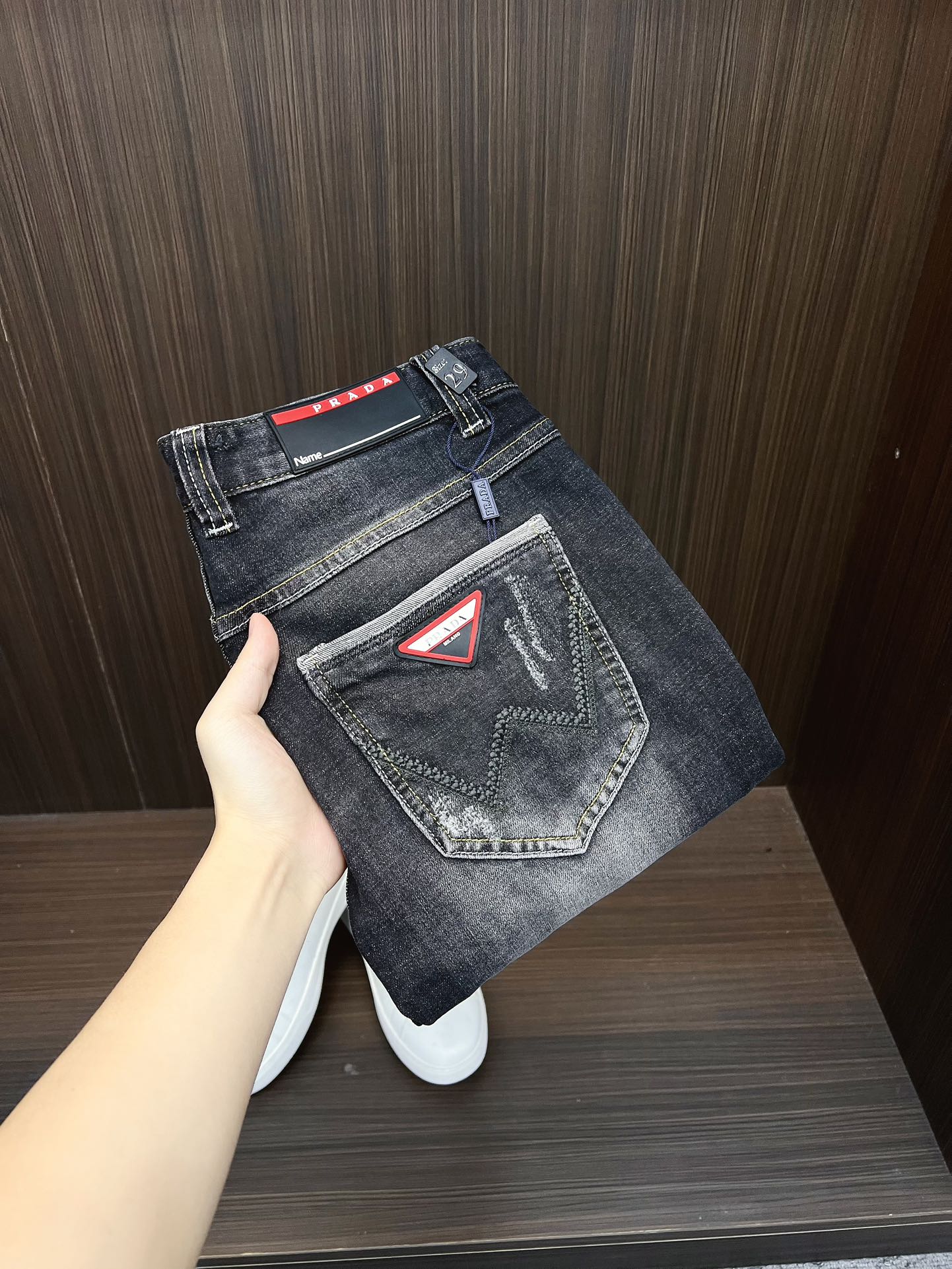 NO:608522,[Prada] 2025 new products are available at counters. The best jeans counters in physical stores are original 1:1 good products, suitable for all ages. The highest version of European imported fabrics on the market. Comfortable, soft and skin-friendly, with super upper body effects. Fashionable and versatile, straight and stylish, a wardrobe must-have!  Suitable for any occasion. Sizes: 29-38, prada, jeans, alexander wang19860909【普拉达】 2025新款新品 专柜有售 实体店极品牛仔裤专柜原版1:1好货,适合各个年龄段.市场最高版本的欧洲进口面料.舒适柔软亲肤,上身效果超级棒时尚百搭,笔挺有型,衣橱必备！适合任何场合穿着 尺码:29-38,,prada,jeans,alexander wang,Men's clothing