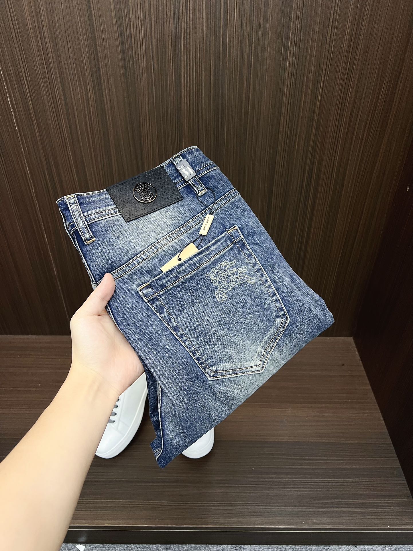 NO:608490,[Burberry] 2025 new products are available at counters. The best jeans counters in physical stores are original 1:1 good products, suitable for all ages. The highest version of European imported fabrics on the market. Comfortable, soft and skin-friendly, with super upper body effects. Fashionable and versatile, straight and stylish, a wardrobe must-have!  Suitable for any occasion. Sizes: 29-38, burberry, jeans, alexander wang19860909【巴宝莉】 2025新款新品 专柜有售 实体店极品牛仔裤专柜原版1:1好货,适合各个年龄段.市场最高版本的欧洲进口面料.舒适柔软亲肤,上身效果超级棒时尚百搭,笔挺有型,衣橱必备！适合任何场合穿着 尺码:29-38,,burberry,jeans,alexander wang,Men's clothing