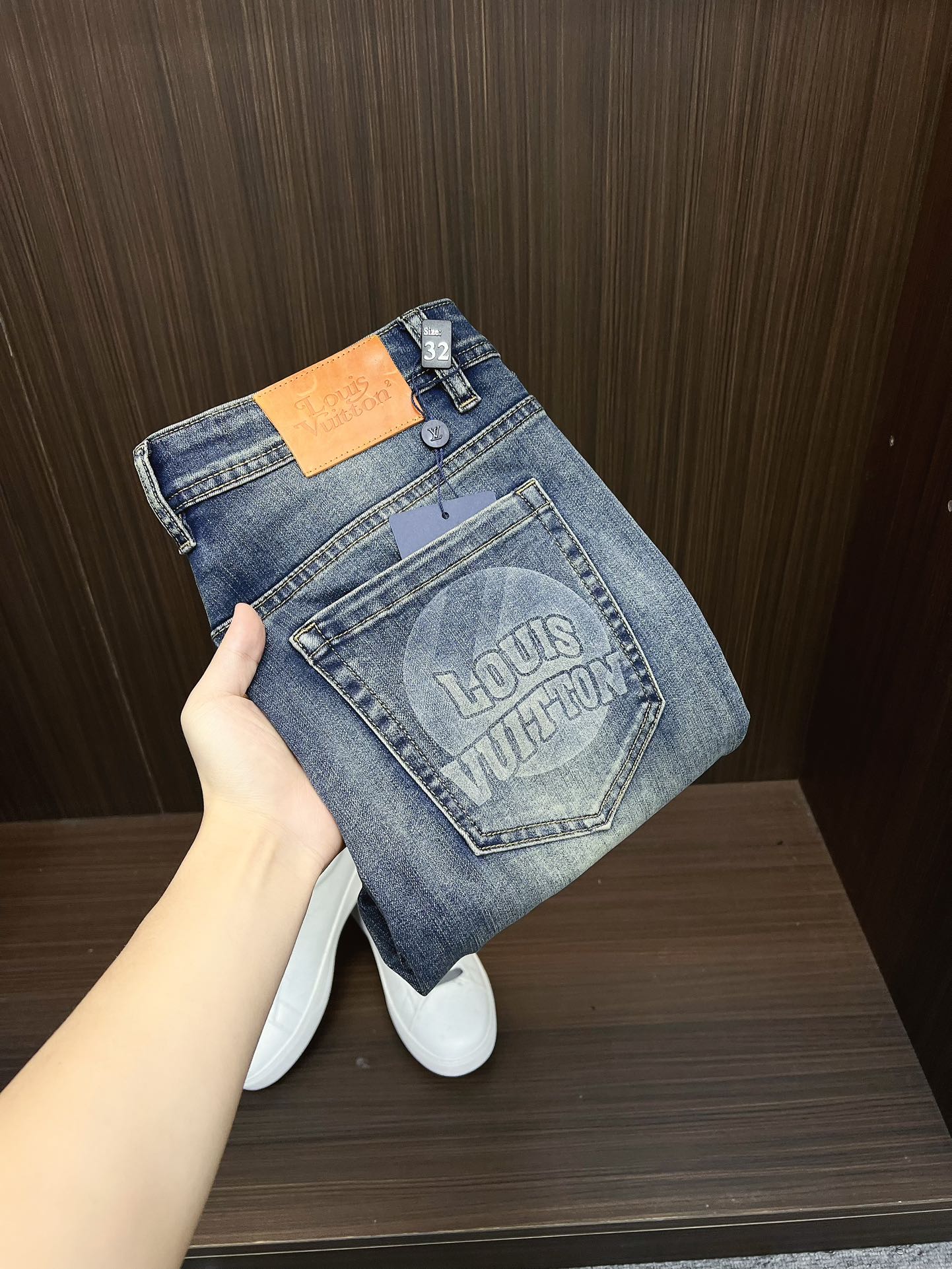 NO:608517,[LV] 2025 new products are available at counters. The best jeans counters in physical stores are original 1:1 good products, suitable for all ages. The highest version of European imported fabrics on the market. Comfortable, soft and skin-friendly, with super upper body effects. Fashionable and versatile, straight and stylish, a wardrobe must-have!  Suitable for any occasion. Sizes: 29-38, Louis Vuitton, Jeans, Alexander Wang19860909【LV】 2025新款新品 专柜有售 实体店极品牛仔裤专柜原版1:1好货,适合各个年龄段.市场最高版本的欧洲进口面料.舒适柔软亲肤,上身效果超级棒时尚百搭,笔挺有型,衣橱必备！适合任何场合穿着 尺码:29-38,,louis vuitton,jeans,alexander wang,Men's clothing