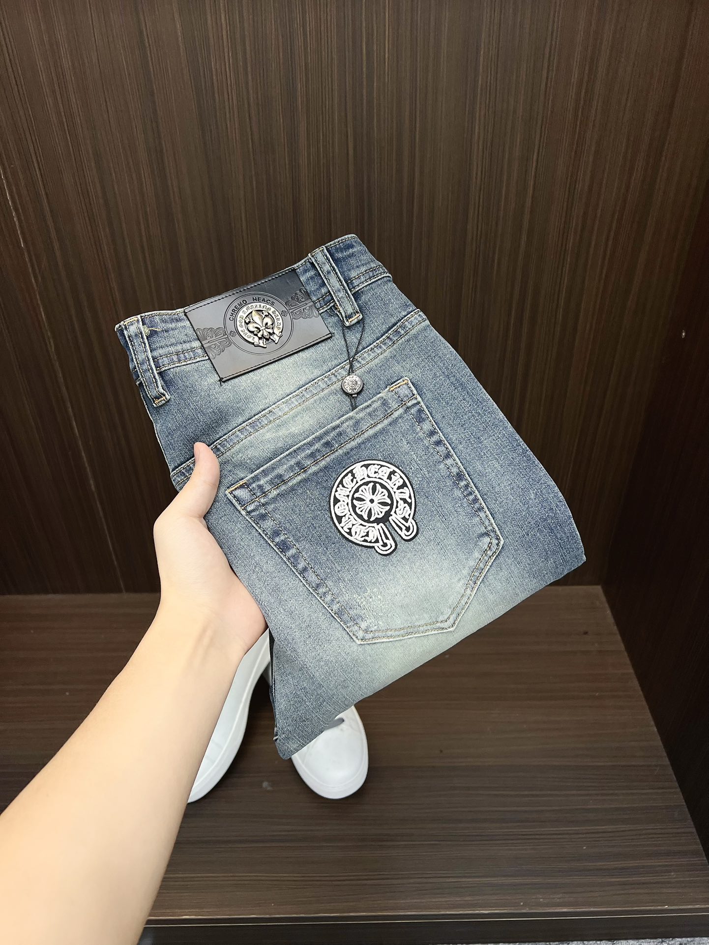 NO:608484,[Croxin] 2025 new products are available at counters. The best jeans counters in physical stores are original 1:1 good products, suitable for all ages. The highest version of European imported fabrics on the market. Comfortable, soft and skin-friendly, with super upper body effects. Fashionable and versatile, straight and stylish, a wardrobe must-have!  Suitable for any occasion. Sizes: 29-38, chrome hearts, jeans, alexander wang19860909【克罗心】 2025新款新品 专柜有售 实体店极品牛仔裤专柜原版1:1好货,适合各个年龄段.市场最高版本的欧洲进口面料.舒适柔软亲肤,上身效果超级棒时尚百搭,笔挺有型,衣橱必备！适合任何场合穿着 尺码:29-38,,chrome hearts,jeans,alexander wang,Men's clothing