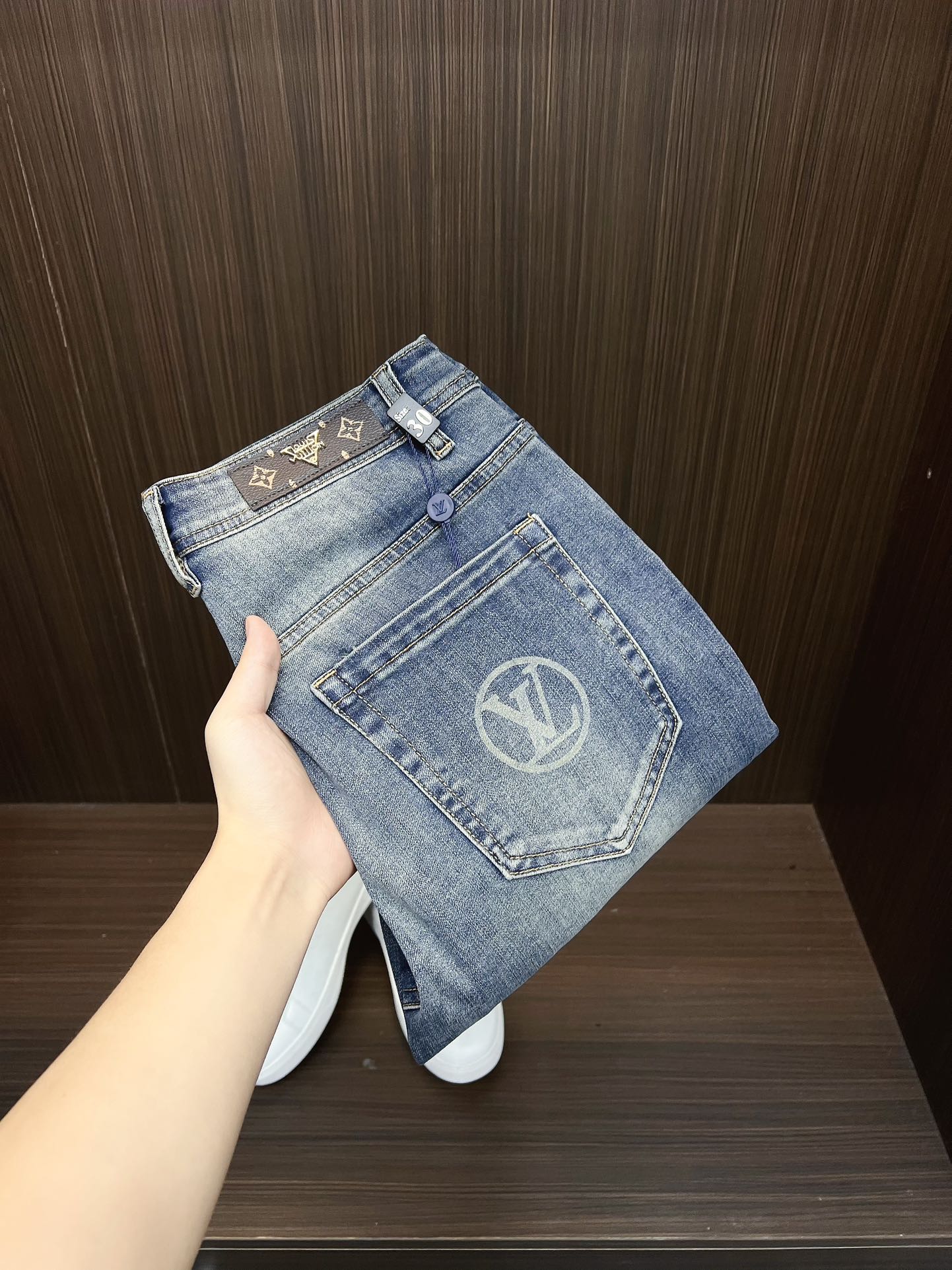 NO:608510,[LV] 2025 new products are available at counters. The best jeans counters in physical stores are original 1:1 good products, suitable for all ages. The highest version of European imported fabrics on the market. Comfortable, soft and skin-friendly, with super upper body effects. Fashionable and versatile, straight and stylish, a wardrobe must-have!  Suitable for any occasion. Sizes: 29-38, Louis Vuitton, Jeans, Alexander Wang19860909【LV】 2025新款新品 专柜有售 实体店极品牛仔裤专柜原版1:1好货,适合各个年龄段.市场最高版本的欧洲进口面料.舒适柔软亲肤,上身效果超级棒时尚百搭,笔挺有型,衣橱必备！适合任何场合穿着 尺码:29-38,,louis vuitton,jeans,alexander wang,Men's clothing