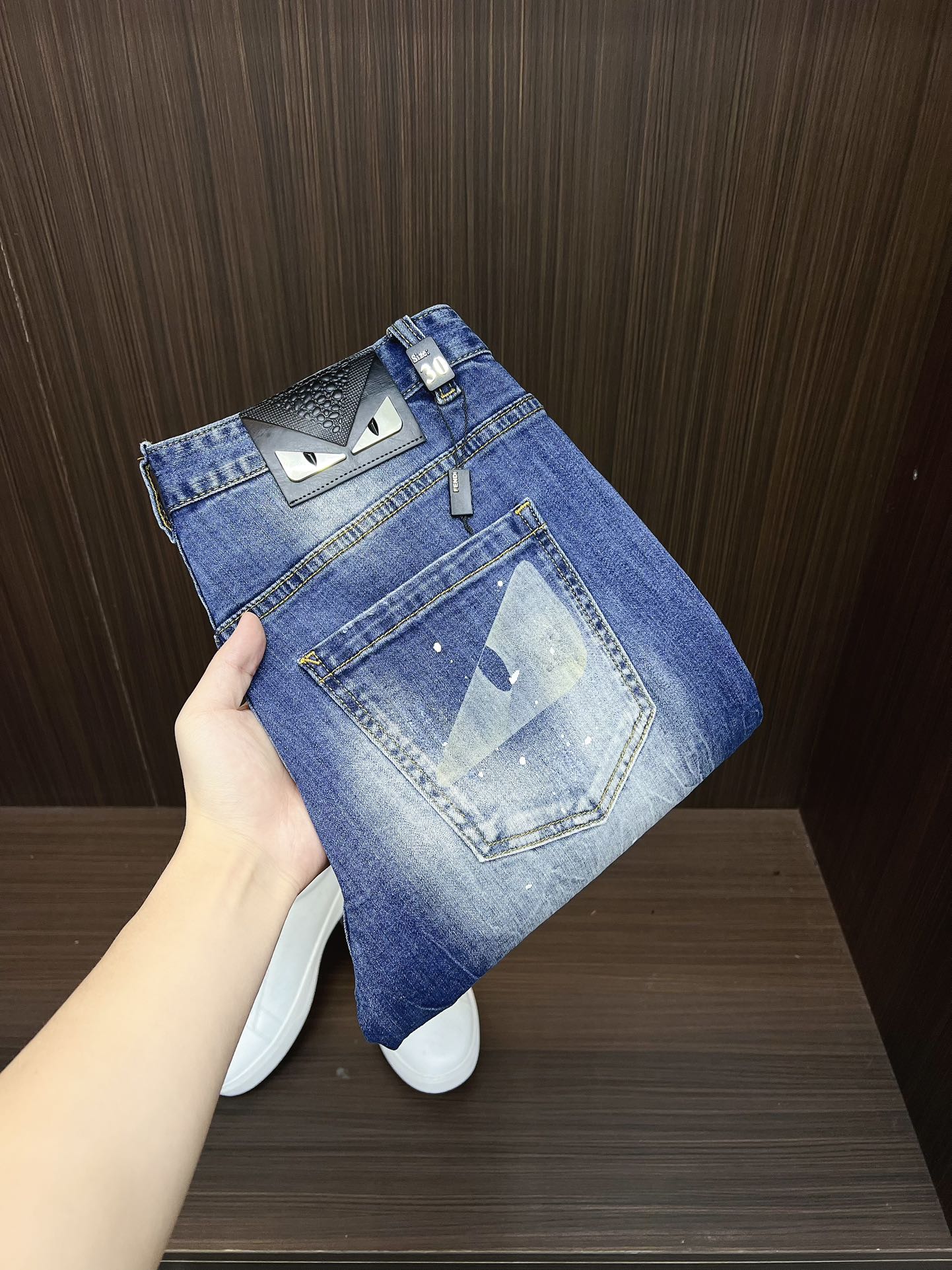 NO:608474,[Fendi] 2025 new products are available at counters. The best jeans counters in physical stores are original 1:1 good products, suitable for all ages. The highest version of European imported fabrics on the market. Comfortable, soft and skin-friendly, with super upper body effects. Fashionable and versatile, straight and stylish, a wardrobe must-have!  Suitable for any occasion. Sizes: 29-38, fendi, jeans, alexander wang19860909【芬迪】 2025新款新品 专柜有售 实体店极品牛仔裤专柜原版1:1好货,适合各个年龄段.市场最高版本的欧洲进口面料.舒适柔软亲肤,上身效果超级棒时尚百搭,笔挺有型,衣橱必备！适合任何场合穿着 尺码:29-38,,fendi,jeans,alexander wang,Men's clothing