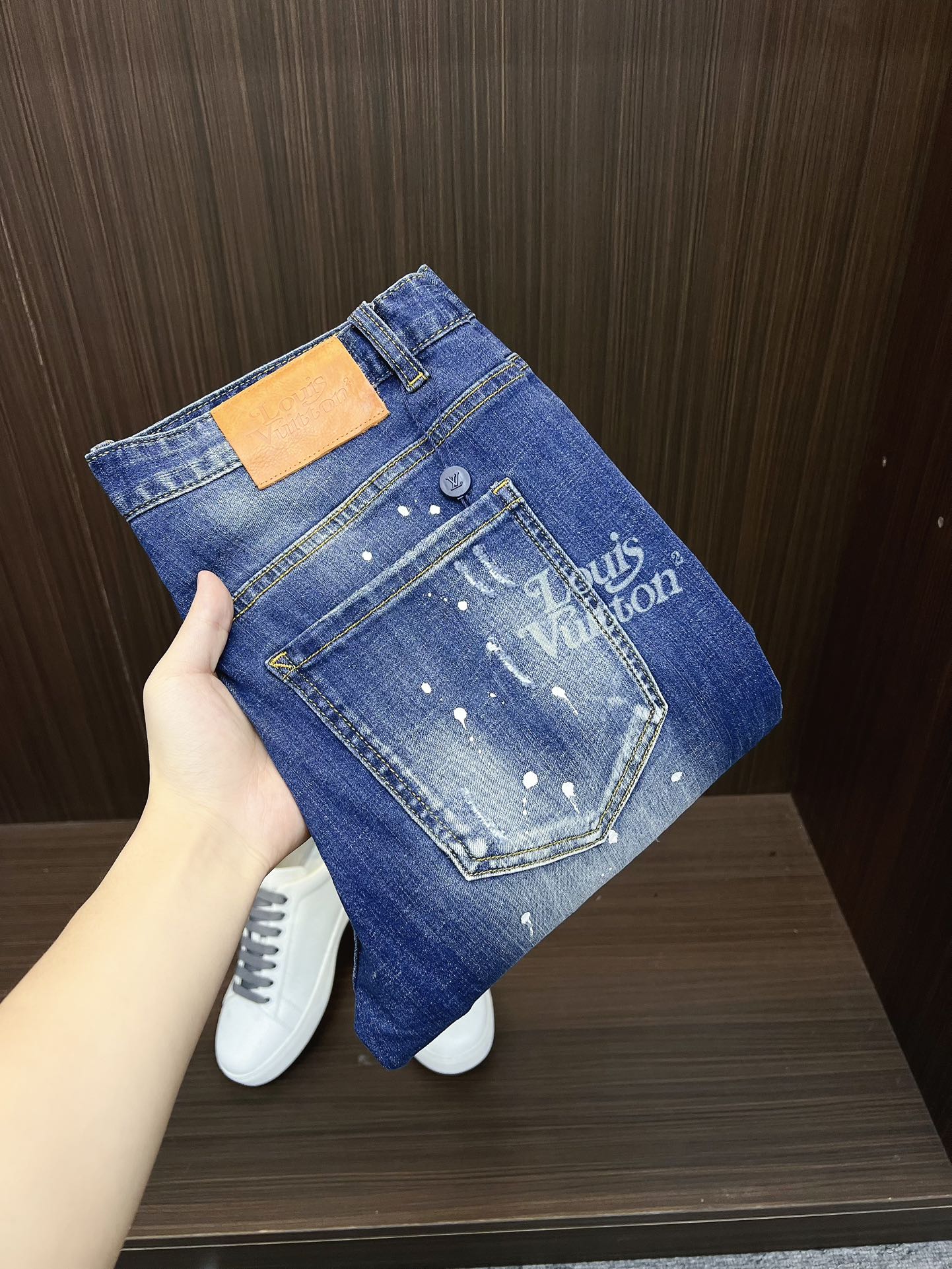 NO:608469,[LV] 2025 new products are available at counters. The best jeans counters in physical stores are original 1:1 good products, suitable for all ages. The highest version of European imported fabrics on the market. Comfortable, soft and skin-friendly, with super upper body effects. Fashionable and versatile, straight and stylish, a wardrobe must-have!  Suitable for any occasion. Sizes: 29-38, Louis Vuitton, Jeans, Alexander Wang19860909【LV】 2025新款新品 专柜有售 实体店极品牛仔裤专柜原版1:1好货,适合各个年龄段.市场最高版本的欧洲进口面料.舒适柔软亲肤,上身效果超级棒时尚百搭,笔挺有型,衣橱必备！适合任何场合穿着 尺码:29-38,,louis vuitton,jeans,alexander wang,Men's clothing