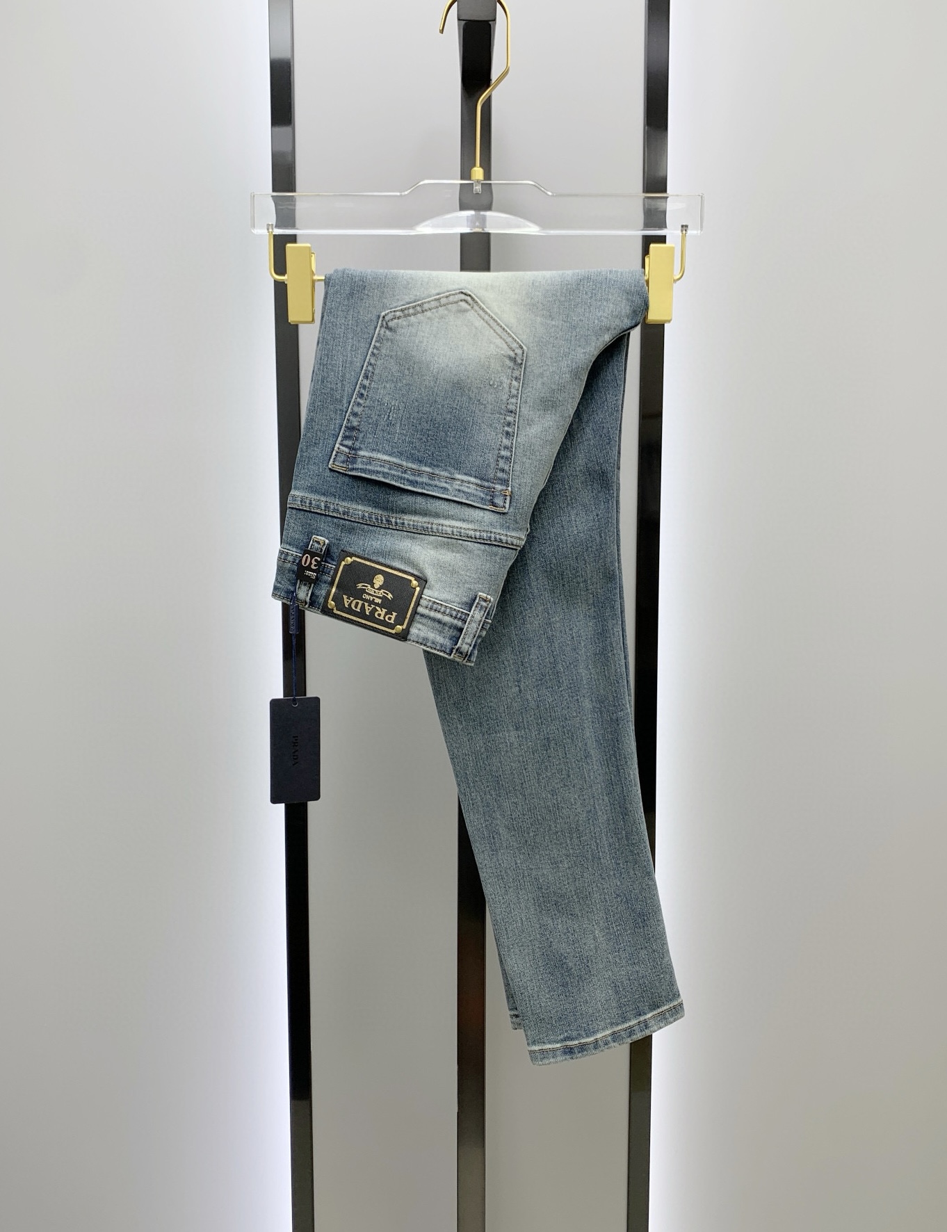 NO:727492,[Supports exchange after the new year] PRADA Men's Denim Jeans, Official Announcement Album and Poster Style!  High-grade imported denim raw color fabrics are supplied to customers, and the pure 13oz denim fabrics from Okayama, Japan are specially selected. Heavy environmentally friendly plant enzyme washing process is used. The texture has a light retro color, which is quite beautiful, and is very suitable for spring and summer color matching. The fabric is soft and delicate after washing, but has strong bones and a slight stretch, which provides an excellent comfortable experience. There is no damage from any technical elements throughout the body, retaining the purest tannin color!  The details throughout the body are perfect, exquisite and sophisticated. The latest leather label on the waist highlights the brand's characteristics. The hardware accessories, leather label and wiring all reflect the craftsmanship!  The silhouette is perfectly tailored and has excellent butt lift and slimming effect. It can be easily matched with any top in the wardrobe. It has wide compatibility and is suitable for various daily wear. The upper body is full of style. It is a must-have trousers for those who are obsessed with quality control and 1V!  Size 29-38 No 35 37,,prada,prada,jeans,19860909【支持年后退换】PRADA 普拉达 男士丹宁牛仔裤,官宣画册海报穿搭款！ 客供高级进口的丹宁原色面料,特选日本冈山纯正13oz 盎司牛仔布料,重磅环保植物酵素水洗工艺,肌理有着淡淡的复古色彩,相当漂亮,极符合春夏的配色,面料经过水洗后柔软细腻,但筋骨感极强,且略带弹力,提供了绝佳的舒适体验,通身无任何工艺元素破坏,保留了最纯粹的丹宁本色！通身细节完美如斯,精湛且考究,最新的腰部皮标彰显了品牌特质,五金配件、皮标、走线无不体现出匠心工艺！版型剪裁完美,提臀修身效果绝佳,可轻松横扫衣橱任何的上装搭配,兼容性广泛,满足于日常各种穿搭,上身型款十足,于品质控及1V迷控者必入型裤装！ 尺码29-38 无35 37,,prada,prada,jeans,,Men's clothing