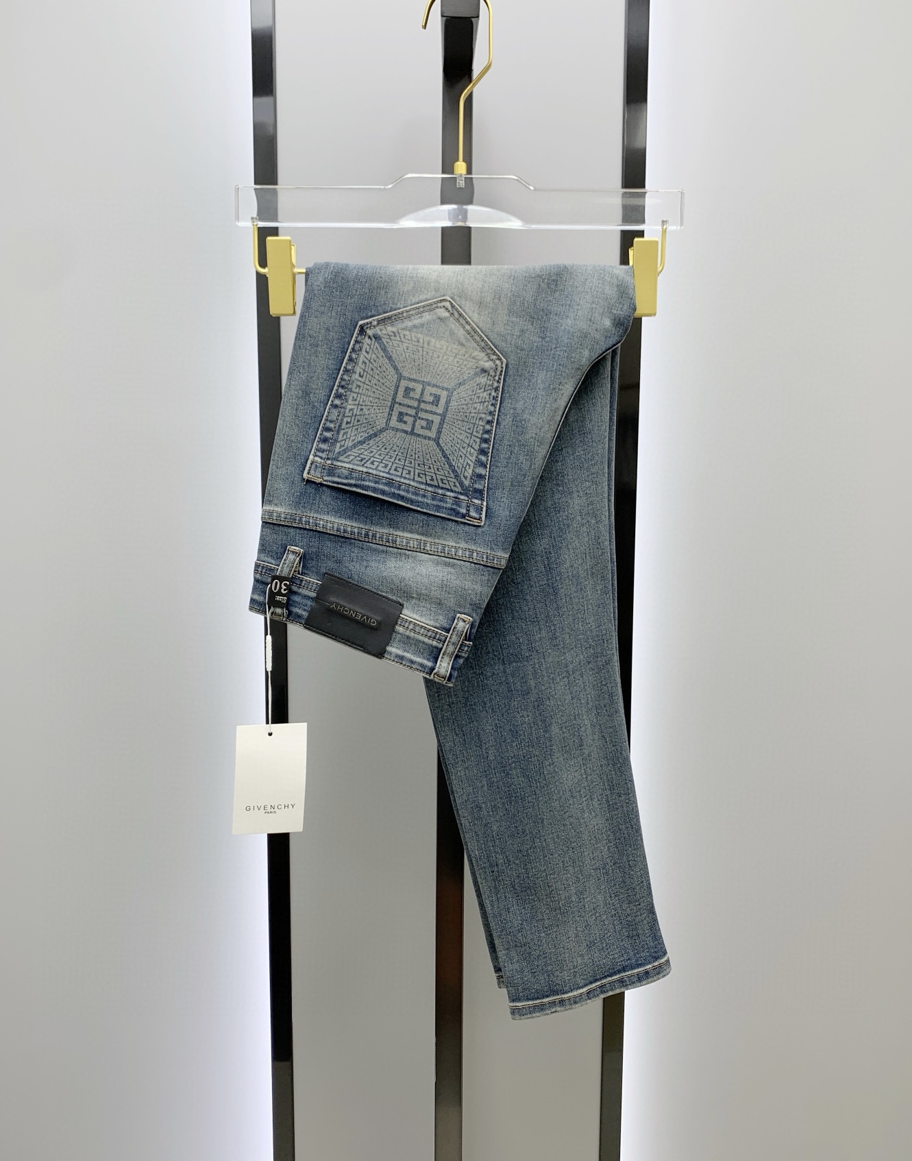 NO:727582,[Supports exchange after the new year] Givenchy men's denim jeans, official album and poster wear style!  High-grade imported denim raw color fabrics are supplied to customers, and the pure 13oz denim fabrics from Okayama, Japan are specially selected. Heavy environmentally friendly plant enzyme washing process is used. The texture has a light retro color, which is quite beautiful, and is very suitable for spring and summer color matching. The fabric is soft and delicate after washing, but has strong bones and a slight stretch, which provides an excellent comfortable experience. There is no damage from any technical elements throughout the body, retaining the purest tannin color!  The details throughout the body are perfect, exquisite and sophisticated. The latest leather label on the waist highlights the brand's characteristics. The hardware accessories, leather label and wiring all reflect the craftsmanship!  The silhouette is perfectly tailored and has excellent butt lift and slimming effect. It can be easily matched with any top in the wardrobe. It has wide compatibility and is suitable for various daily wear. The upper body is full of style. It is a must-have trousers for those who are obsessed with quality control and 1V!  Size 29-38 No 35 37,,givenchy,jeans,19860909【支持年后退换】纪梵希 男士丹宁牛仔裤,官宣画册海报穿搭款！ 客供高级进口的丹宁原色面料,特选日本冈山纯正13oz 盎司牛仔布料,重磅环保植物酵素水洗工艺,肌理有着淡淡的复古色彩,相当漂亮,极符合春夏的配色,面料经过水洗后柔软细腻,但筋骨感极强,且略带弹力,提供了绝佳的舒适体验,通身无任何工艺元素破坏,保留了最纯粹的丹宁本色！通身细节完美如斯,精湛且考究,最新的腰部皮标彰显了品牌特质,五金配件、皮标、走线无不体现出匠心工艺！版型剪裁完美,提臀修身效果绝佳,可轻松横扫衣橱任何的上装搭配,兼容性广泛,满足于日常各种穿搭,上身型款十足,于品质控及1V迷控者必入型裤装！ 尺码29-38 无35 37,,givenchy,jeans,,Men's clothing