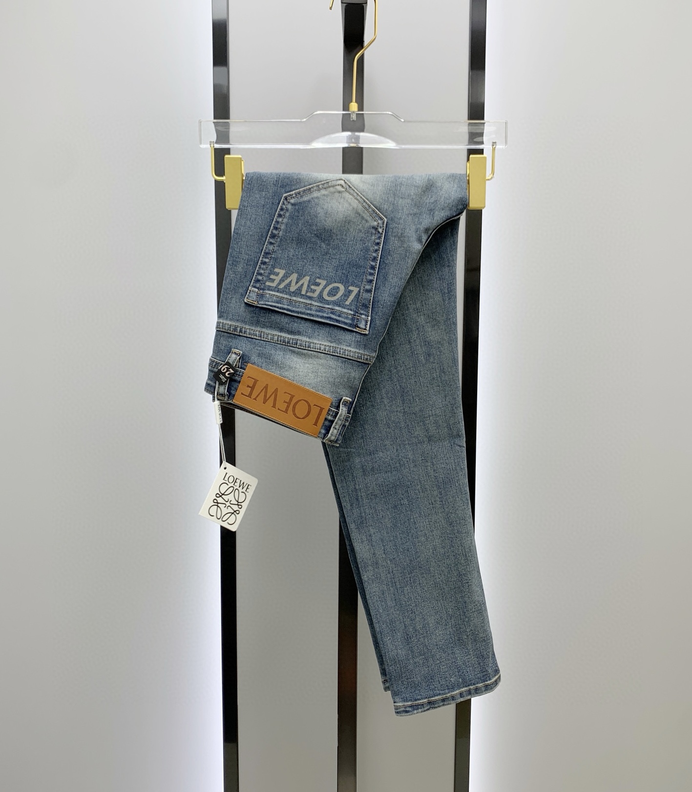 NO:727528,[Supports exchange after the new year] Luo Yiwei men's denim jeans, official album and poster wear style!  High-grade imported denim raw color fabrics are supplied to customers, and the pure 13oz denim fabrics from Okayama, Japan are specially selected. Heavy environmentally friendly plant enzyme washing process is used. The texture has a light retro color, which is quite beautiful, and is very suitable for spring and summer color matching. The fabric is soft and delicate after washing, but has strong bones and a slight stretch, which provides an excellent comfortable experience. There is no damage from any technical elements throughout the body, retaining the purest tannin color!  The details throughout the body are perfect, exquisite and sophisticated. The latest leather label on the waist highlights the brand's characteristics. The hardware accessories, leather label and wiring all reflect the craftsmanship!  The silhouette is perfectly tailored and has excellent butt lift and slimming effect. It can be easily matched with any top in the wardrobe. It has wide compatibility and is suitable for various daily wear. The upper body is full of style. It is a must-have trousers for those who are obsessed with quality control and 1V!  Size 29-38 No 35 37,,loewe,jeans,19860909【支持年后退换】罗意威 男士丹宁牛仔裤,官宣画册海报穿搭款！ 客供高级进口的丹宁原色面料,特选日本冈山纯正13oz 盎司牛仔布料,重磅环保植物酵素水洗工艺,肌理有着淡淡的复古色彩,相当漂亮,极符合春夏的配色,面料经过水洗后柔软细腻,但筋骨感极强,且略带弹力,提供了绝佳的舒适体验,通身无任何工艺元素破坏,保留了最纯粹的丹宁本色！通身细节完美如斯,精湛且考究,最新的腰部皮标彰显了品牌特质,五金配件、皮标、走线无不体现出匠心工艺！版型剪裁完美,提臀修身效果绝佳,可轻松横扫衣橱任何的上装搭配,兼容性广泛,满足于日常各种穿搭,上身型款十足,于品质控及1V迷控者必入型裤装！ 尺码29-38 无35 37,,loewe,jeans,,Men's clothing