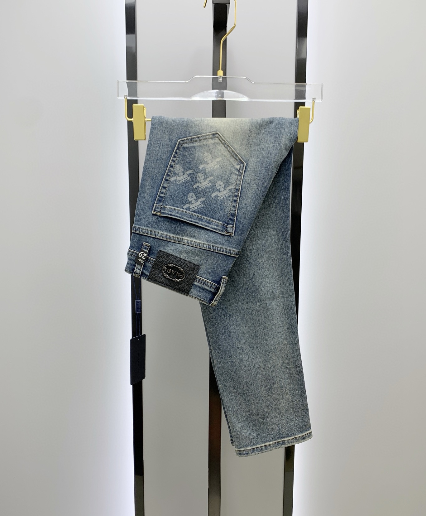NO:727573,[Supports exchange after the new year] PRADA Men's Denim Jeans, Official Announcement Album and Poster Style!  High-grade imported denim raw color fabrics are supplied to customers, and the pure 13oz denim fabrics from Okayama, Japan are specially selected. Heavy environmentally friendly plant enzyme washing process is used. The texture has a light retro color, which is quite beautiful, and is very suitable for spring and summer color matching. The fabric is soft and delicate after washing, but has strong bones and a slight stretch, which provides an excellent comfortable experience. There is no damage from any technical elements throughout the body, retaining the purest tannin color!  The details throughout the body are perfect, exquisite and sophisticated. The latest leather label on the waist highlights the brand's characteristics. The hardware accessories, leather label and wiring all reflect the craftsmanship!  The silhouette is perfectly tailored and has excellent butt lift and slimming effect. It can be easily matched with any top in the wardrobe. It has wide compatibility and is suitable for various daily wear. The upper body is full of style. It is a must-have trousers for those who are obsessed with quality control and 1V!  Size 29-38 No 35 37,,prada,prada,jeans,19860909【支持年后退换】PRADA 普拉达 男士丹宁牛仔裤,官宣画册海报穿搭款！ 客供高级进口的丹宁原色面料,特选日本冈山纯正13oz 盎司牛仔布料,重磅环保植物酵素水洗工艺,肌理有着淡淡的复古色彩,相当漂亮,极符合春夏的配色,面料经过水洗后柔软细腻,但筋骨感极强,且略带弹力,提供了绝佳的舒适体验,通身无任何工艺元素破坏,保留了最纯粹的丹宁本色！通身细节完美如斯,精湛且考究,最新的腰部皮标彰显了品牌特质,五金配件、皮标、走线无不体现出匠心工艺！版型剪裁完美,提臀修身效果绝佳,可轻松横扫衣橱任何的上装搭配,兼容性广泛,满足于日常各种穿搭,上身型款十足,于品质控及1V迷控者必入型裤装！ 尺码29-38 无35 37,,prada,prada,jeans,,Men's clothing