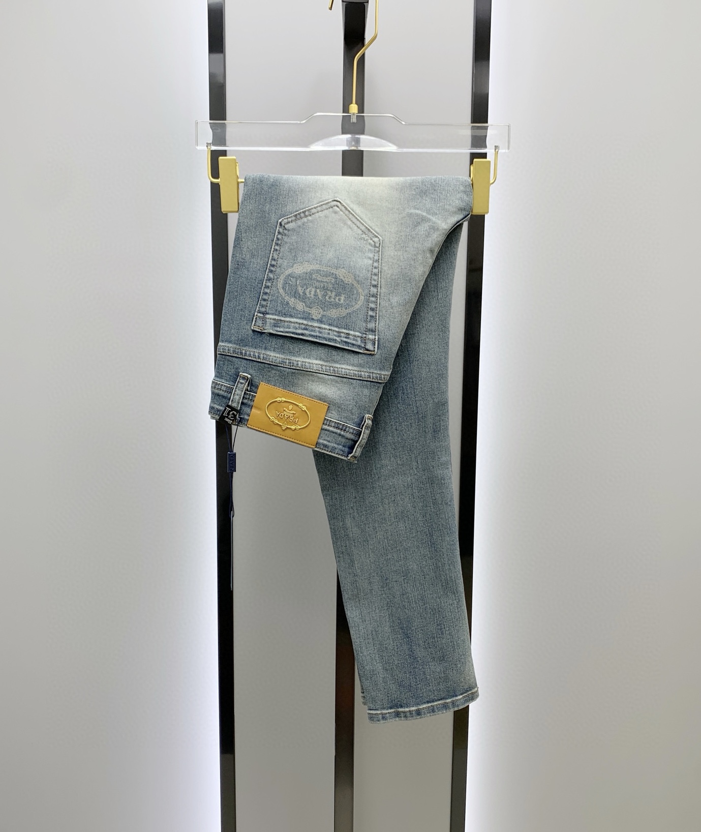 NO:727540,[Supports exchange after the new year] PRADA Men's Denim Jeans, Official Announcement Album and Poster Style!  High-grade imported denim raw color fabrics are supplied to customers, and the pure 13oz denim fabrics from Okayama, Japan are specially selected. Heavy environmentally friendly plant enzyme washing process is used. The texture has a light retro color, which is quite beautiful, and is very suitable for spring and summer color matching. The fabric is soft and delicate after washing, but has strong bones and a slight stretch, which provides an excellent comfortable experience. There is no damage from any technical elements throughout the body, retaining the purest tannin color!  The details throughout the body are perfect, exquisite and sophisticated. The latest leather label on the waist highlights the brand's characteristics. The hardware accessories, leather label and wiring all reflect the craftsmanship!  The silhouette is perfectly tailored and has excellent butt lift and slimming effect. It can be easily matched with any top in the wardrobe. It has wide compatibility and is suitable for various daily wear. The upper body is full of style. It is a must-have trousers for those who are obsessed with quality control and 1V!  Size 29-38 No 35 37,,prada,prada,jeans,19860909【支持年后退换】PRADA 普拉达 男士丹宁牛仔裤,官宣画册海报穿搭款！ 客供高级进口的丹宁原色面料,特选日本冈山纯正13oz 盎司牛仔布料,重磅环保植物酵素水洗工艺,肌理有着淡淡的复古色彩,相当漂亮,极符合春夏的配色,面料经过水洗后柔软细腻,但筋骨感极强,且略带弹力,提供了绝佳的舒适体验,通身无任何工艺元素破坏,保留了最纯粹的丹宁本色！通身细节完美如斯,精湛且考究,最新的腰部皮标彰显了品牌特质,五金配件、皮标、走线无不体现出匠心工艺！版型剪裁完美,提臀修身效果绝佳,可轻松横扫衣橱任何的上装搭配,兼容性广泛,满足于日常各种穿搭,上身型款十足,于品质控及1V迷控者必入型裤装！ 尺码29-38 无35 37,,prada,prada,jeans,,Men's clothing