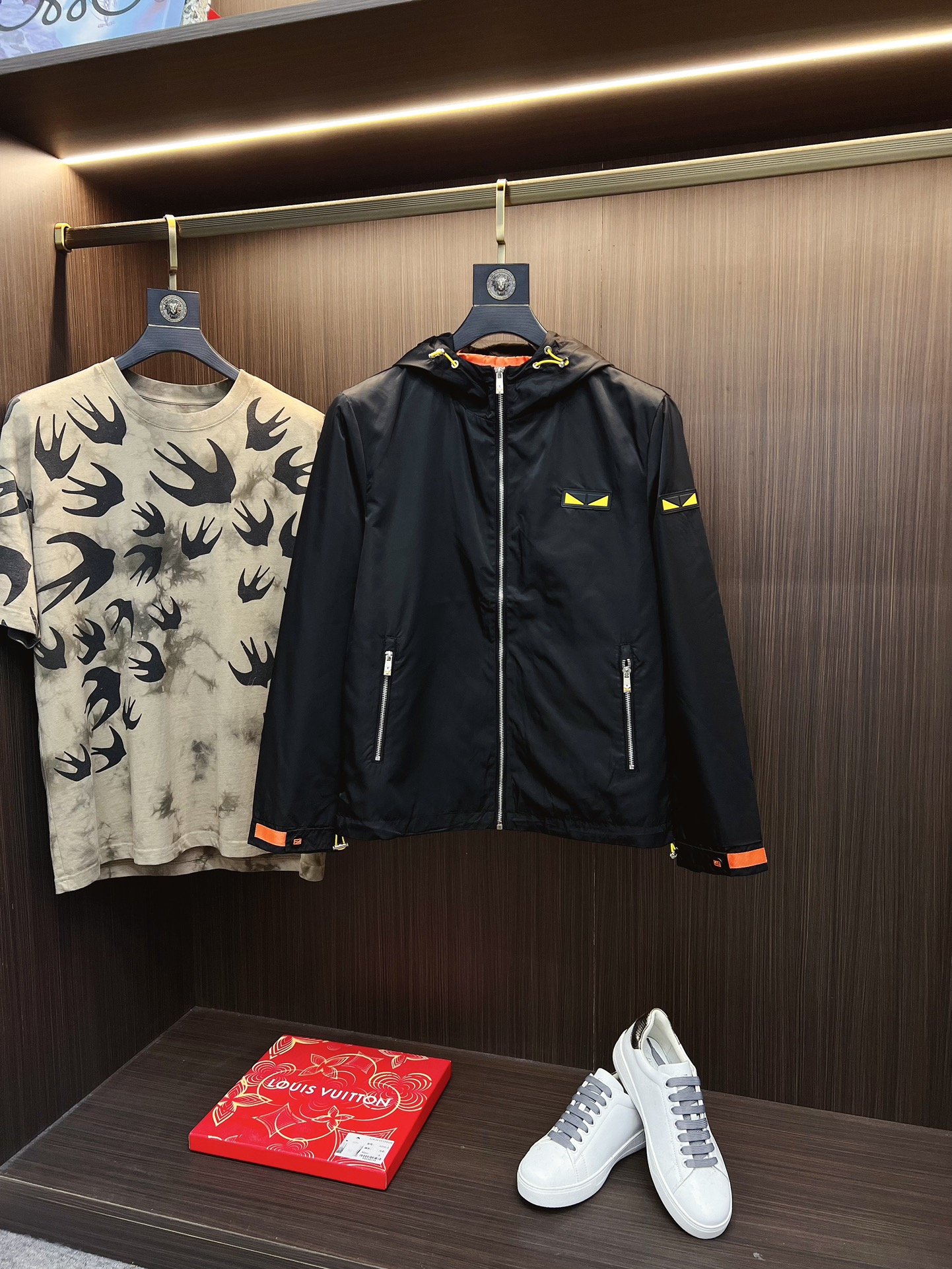 NO:567050,FENDI Fendi 2025 autumn and winter counter new casual fashion jacket. Ultra-avant-garde design style. The brand logo is heavily embellished. It is delicate and comfortable. It is very light to wear and not easy to wrinkle. Multiple craftsmanship. The overall design is quite visual. The upper body is casual and stylish, with a certain degree of stiffness. It is definitely recommended for the temperament that is at the forefront of fashion. It is a must-have for urban leisure. Size M-4XL,,fendi,fendi,jackets & coats,jackets &  coats,alexander wang19860909FENDI 芬迪 2025秋冬专柜新款休闲时尚夹克外套 超前卫设计风格 品牌logo重工点缀设计 细腻舒适 穿着非常轻便不易起皱.多重重工艺 整体的设计颇具视觉感,上身休闲有型,有一定的挺括度,绝对走在时尚最尖端的气质感推荐,都市休闲必备.尺码 M-4XL,,fendi,fendi,jackets & coats,jackets & coats,alexander wang,Men's clothing