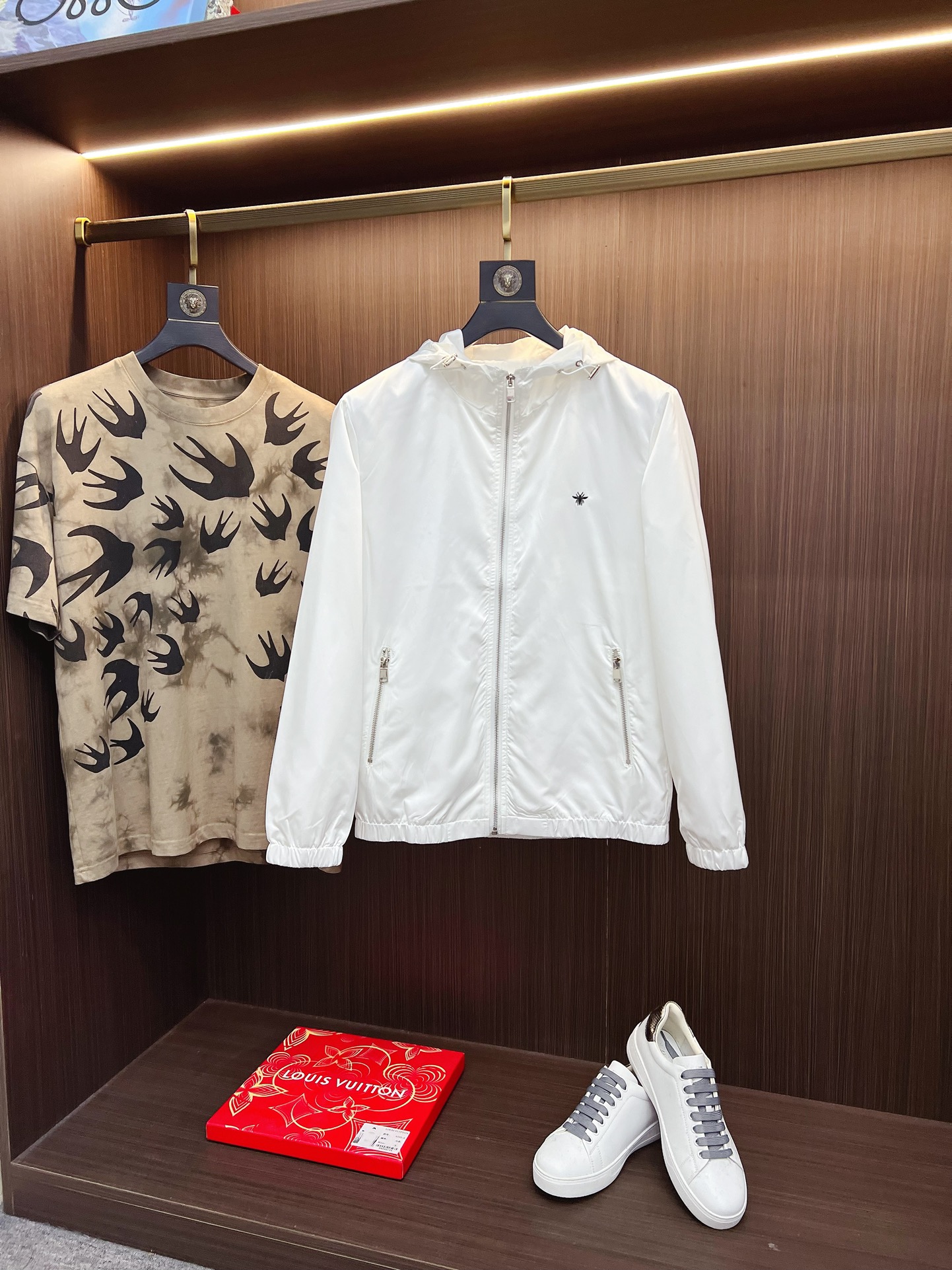 NO:567060,Dior Dior's 2025 autumn and winter counter new casual fashion jacket. Ultra-avant-garde design style. The brand logo is heavily embellished. It is delicate and comfortable. It is very light to wear and not easy to wrinkle. Multiple craftsmanship. The overall design is quite visual. The upper body is casual and stylish, with a certain degree of stiffness. It is definitely recommended for the temperament that is at the forefront of fashion. It is a must-have for urban leisure. Size M-4XL,, dior, dior, jackets & coats, jackets &  coats,alexander wang19860909Dior 迪奥 2025秋冬专柜新款休闲时尚夹克外套 超前卫设计风格 品牌logo重工点缀设计 细腻舒适 穿着非常轻便不易起皱.多重重工艺 整体的设计颇具视觉感,上身休闲有型,有一定的挺括度,绝对走在时尚最尖端的气质感推荐,都市休闲必备.尺码 M-4XL,,dior,dior,jackets & coats,jackets & coats,alexander wang,Men's clothing