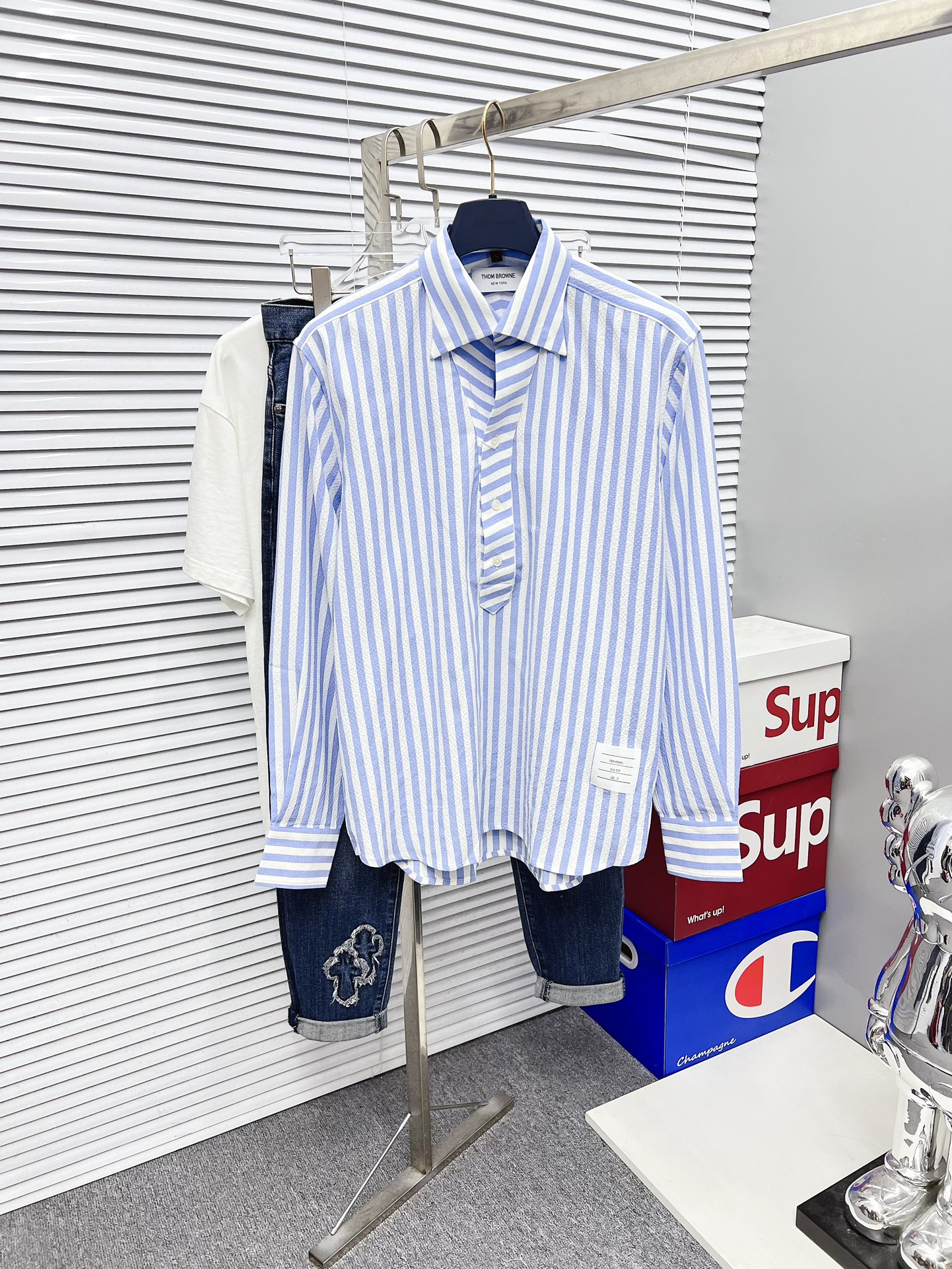 NO:523404,'TB' original single product. Hot products are coming. 2025ss official website new long-sleeved shirts, shirts, exquisite embroidered logos, high-end version, customized counter fabrics, breathable and comfortable, exquisitely crafted, impeccable details, brand elements design concept, reflect high quality. The feel is delicate and soft!  It is casually cut, with a great upper body style!  Code number M-3XL, Shirts,alexander wang19860909《TB》 原单货.爆款来袭 2025ss官网新款长袖 衬衫 衬衣,精美刺绣Logo 高端版本,专柜定制面料 透气舒适度高,精工制作,细节处理完美无可挑剔,品牌元素设计理念,体现高品质.手感细腻柔软！呈现休闲裁剪,上身版型超赞！码数M-3XL,,shirts,alexander wang,Men's clothing