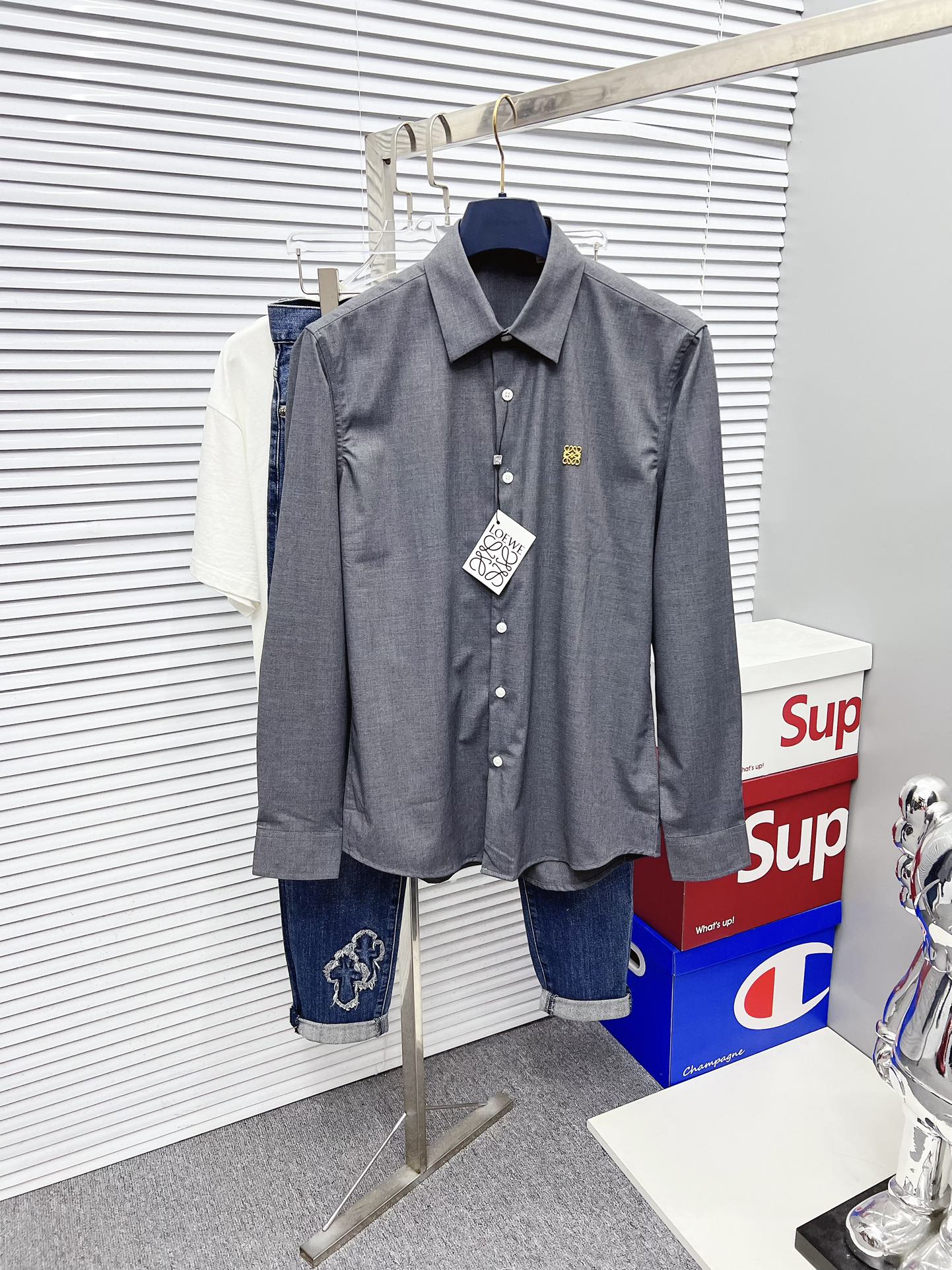 NO:523405,'Lo Yiwei' is the original single product. The hot product is coming. The new long-sleeved shirt, shirt, exquisite embroidered logo, high-end version, customized counter fabric, breathable and comfortable, exquisitely crafted, impeccable details, brand element design concept, reflects high quality. The feel is delicate and soft!  It is casually cut, with a great upper body style!  Code number M-3XL, loewe,shirts,alexander wang19860909《罗意威》 原单货.爆款来袭 2025ss官网新款长袖 衬衫 衬衣,精美刺绣Logo 高端版本,专柜定制面料 透气舒适度高,精工制作,细节处理完美无可挑剔,品牌元素设计理念,体现高品质.手感细腻柔软！呈现休闲裁剪,上身版型超赞！码数M-3XL,,loewe,shirts,alexander wang,Men's clothing