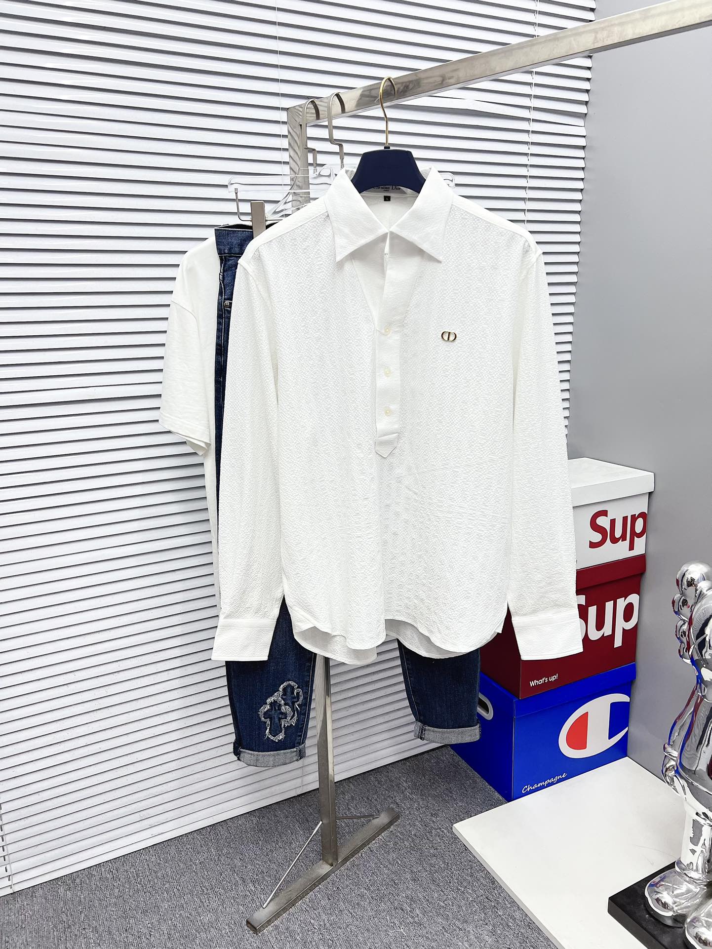 NO:523408,'Dior' original single product. Hot products are coming. 2025ss official website new long-sleeved shirts, shirts, exquisite embroidered logos, high-end version, customized counter fabrics, breathable and comfortable, exquisitely crafted, impeccable details, brand elements design concept, reflect high quality. The feel is delicate and soft!  It is casually cut, with a great upper body style!  Code number M-3XL, dior, dior,shirts,alexander wang19860909《Dior迪奥》 原单货.爆款来袭 2025ss官网新款长袖 衬衫 衬衣,精美刺绣Logo 高端版本,专柜定制面料 透气舒适度高,精工制作,细节处理完美无可挑剔,品牌元素设计理念,体现高品质.手感细腻柔软！呈现休闲裁剪,上身版型超赞！码数M-3XL,,dior,dior,shirts,alexander wang,Men's clothing