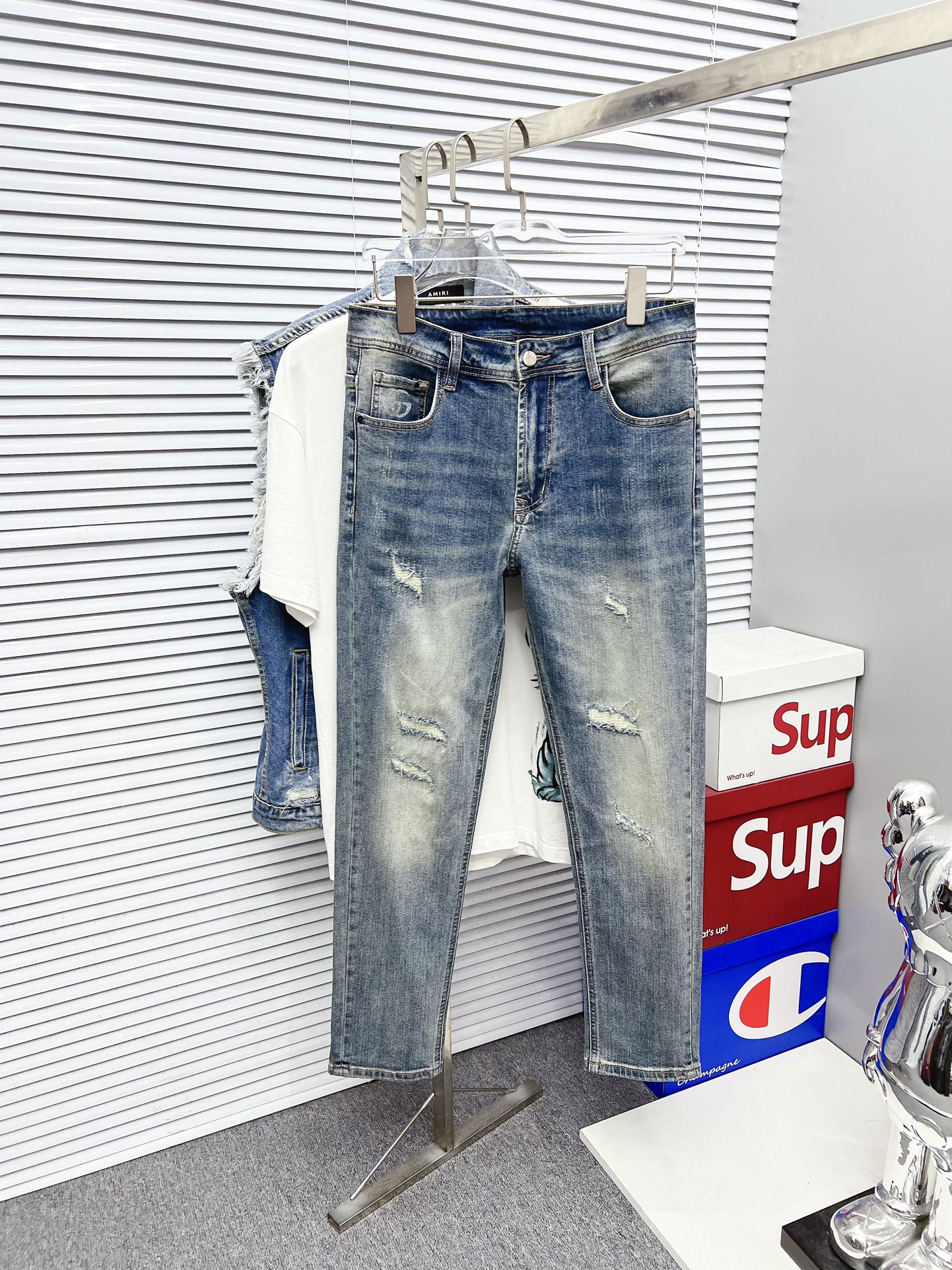 NO:572858,[Gucci] 2025 autumn and winter new products are available at counters. The best jeans counters in physical stores are original 1:1 good products, suitable for all ages. The highest version of European imported fabrics on the market. Comfortable, soft and skin-friendly, with super upper body effect. Fashionable and versatile, straight and stylish, a wardrobe must-have!  Suitable for any occasion. Sizes: 29-38, jeans, alexander wang19860909【 古奇】 2025 秋冬款新品 专柜有售 实体店极品牛仔裤专柜原版1:1好货,适合各个年龄段.市场最高版本的欧洲进口面料.舒适柔软亲肤,上身效果超级棒时尚百搭,笔挺有型,衣橱必备！适合任何场合穿着 尺码:29-38,,jeans,alexander wang,Men's clothing