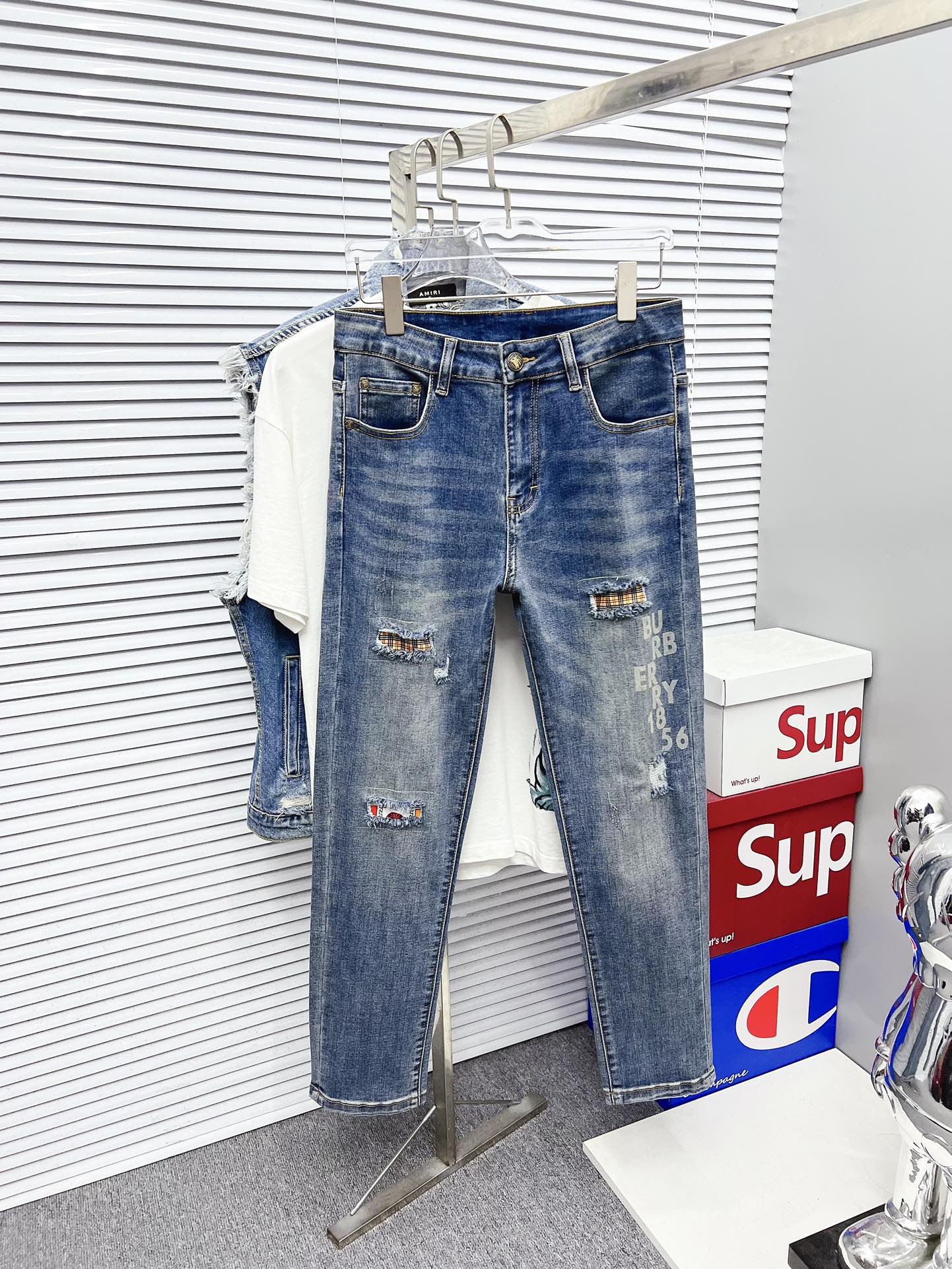 NO:572864,[Burberry] 2025 new autumn and winter products are available at counters. The best jeans counters in physical stores are original 1:1 good products, suitable for all ages. The highest version of European imported fabrics on the market. Comfortable, soft and skin-friendly, with super upper body effect, fashionable and versatile, straight and stylish, a wardrobe must-have!  Suitable for any occasion. Sizes: 29-38, burberry, jeans, alexander wang19860909【 巴宝莉】 2025 秋冬款新品 专柜有售 实体店极品牛仔裤专柜原版1:1好货,适合各个年龄段.市场最高版本的欧洲进口面料.舒适柔软亲肤,上身效果超级棒时尚百搭,笔挺有型,衣橱必备！适合任何场合穿着 尺码:29-38,,burberry,jeans,alexander wang,Men's clothing