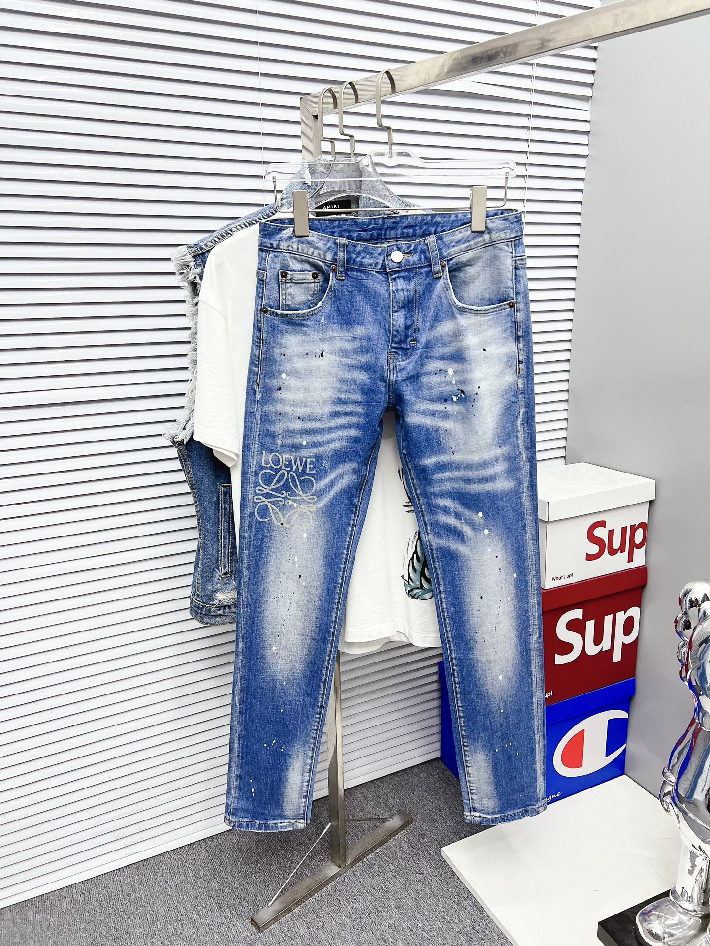 NO:572855,[Loewe] 2025 autumn and winter new products are available at counters. The best jeans counters in physical stores are original 1:1 good products, suitable for all ages. The highest version of imported European fabrics on the market. Comfortable, soft and skin-friendly, with super upper body effects. Fashionable and versatile, straight and stylish, a wardrobe must-have!  Suitable for any occasion. Sizes: 29-38, loewe, jeans, alexander wang19860909【 罗意威】 2025 秋冬款新品 专柜有售 实体店极品牛仔裤专柜原版1:1好货,适合各个年龄段.市场最高版本的欧洲进口面料.舒适柔软亲肤,上身效果超级棒时尚百搭,笔挺有型,衣橱必备！适合任何场合穿着 尺码:29-38,,loewe,jeans,alexander wang,Men's clothing