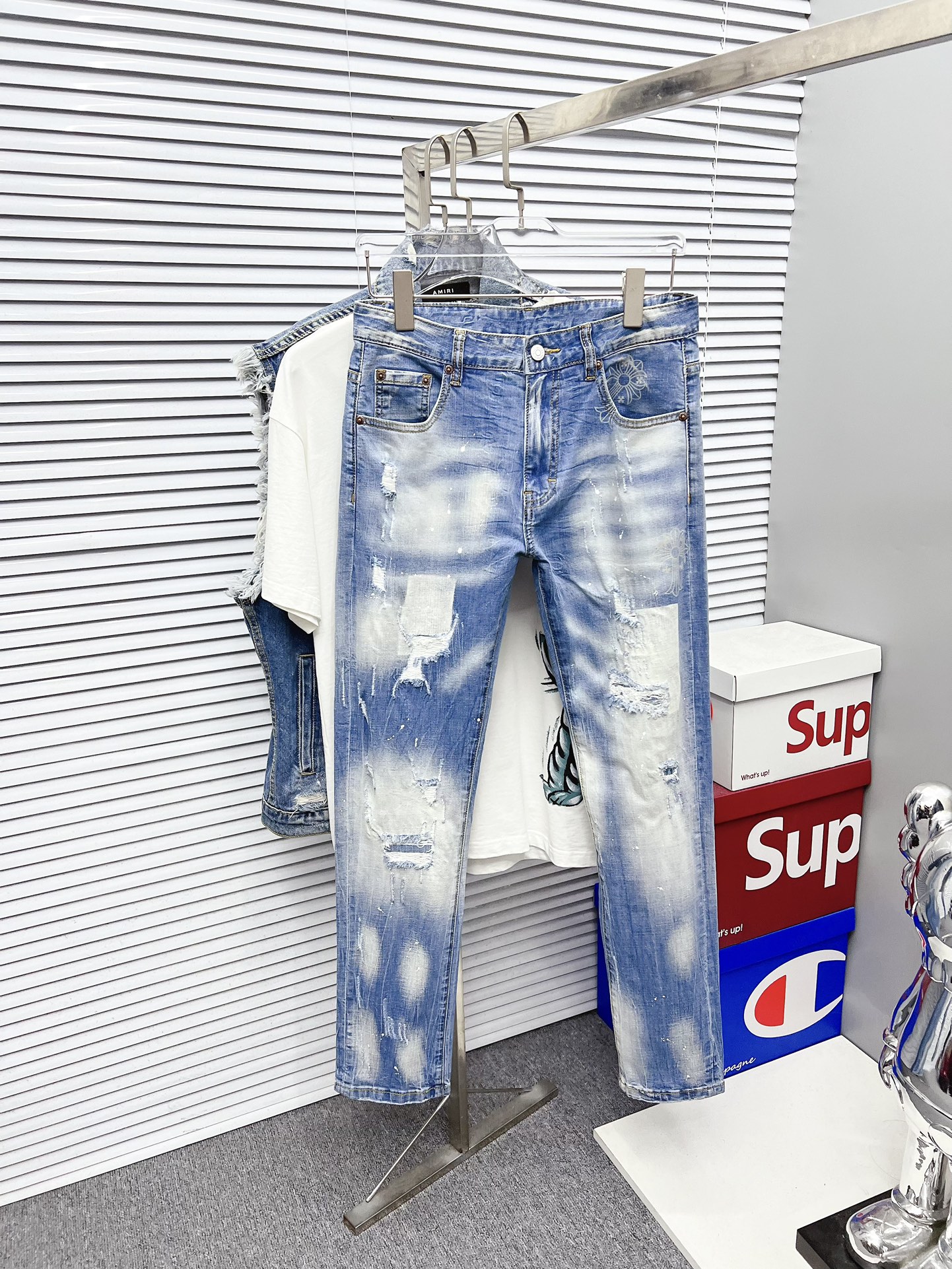 NO:567078,[Croxin] 2025 autumn and winter new products are available at counters. The best jeans counters in physical stores are original 1:1 good products, suitable for all ages. The highest version of European imported fabrics on the market. Comfortable, soft and skin-friendly, with super upper body effect, fashionable and versatile, straight and stylish, a wardrobe must-have!  Suitable for any occasion. Sizes: 29-38, chrome hearts, jeans, alexander wang19860909【 克罗心】 2025 秋冬款新品 专柜有售 实体店极品牛仔裤专柜原版1:1好货,适合各个年龄段.市场最高版本的欧洲进口面料.舒适柔软亲肤,上身效果超级棒时尚百搭,笔挺有型,衣橱必备！适合任何场合穿着 尺码:29-38,,chrome hearts,jeans,alexander wang,Men's clothing