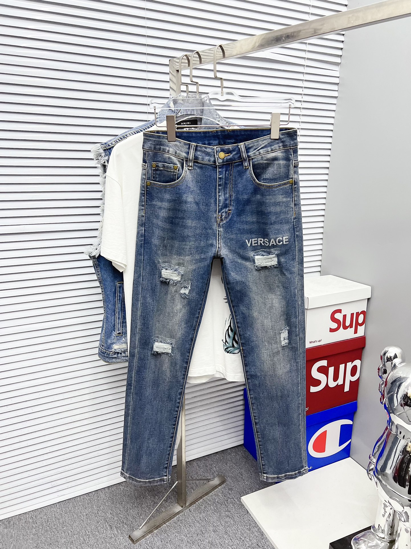 NO:572879,[Versace] 2025 autumn and winter new products are available at counters. The best jeans counters in physical stores are original 1:1 goods, suitable for all ages. The highest version of European imported fabrics on the market. Comfortable, soft and skin-friendly, with super upper body effects. Fashionable and versatile, straight and stylish, a wardrobe must-have!  Suitable for any occasion. Sizes: 29-38, versace, jeans, alexander wang19860909【 范思哲】 2025 秋冬款新品 专柜有售 实体店极品牛仔裤专柜原版1:1好货,适合各个年龄段.市场最高版本的欧洲进口面料.舒适柔软亲肤,上身效果超级棒时尚百搭,笔挺有型,衣橱必备！适合任何场合穿着 尺码:29-38,,versace,jeans,alexander wang,Men's clothing