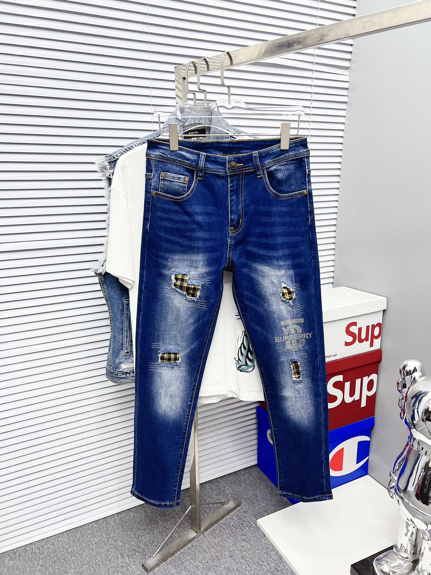 NO:572847,[Burberry] 2025 new autumn and winter products are available at counters. The best jeans counters in physical stores are original 1:1 good products, suitable for all ages. The highest version of European imported fabrics on the market. Comfortable, soft and skin-friendly, with super upper body effect, fashionable and versatile, straight and stylish, a wardrobe must-have!  Suitable for any occasion. Sizes: 29-38, burberry, jeans, alexander wang19860909【 巴宝莉】 2025 秋冬款新品 专柜有售 实体店极品牛仔裤专柜原版1:1好货,适合各个年龄段.市场最高版本的欧洲进口面料.舒适柔软亲肤,上身效果超级棒时尚百搭,笔挺有型,衣橱必备！适合任何场合穿着 尺码:29-38,,burberry,jeans,alexander wang,Men's clothing