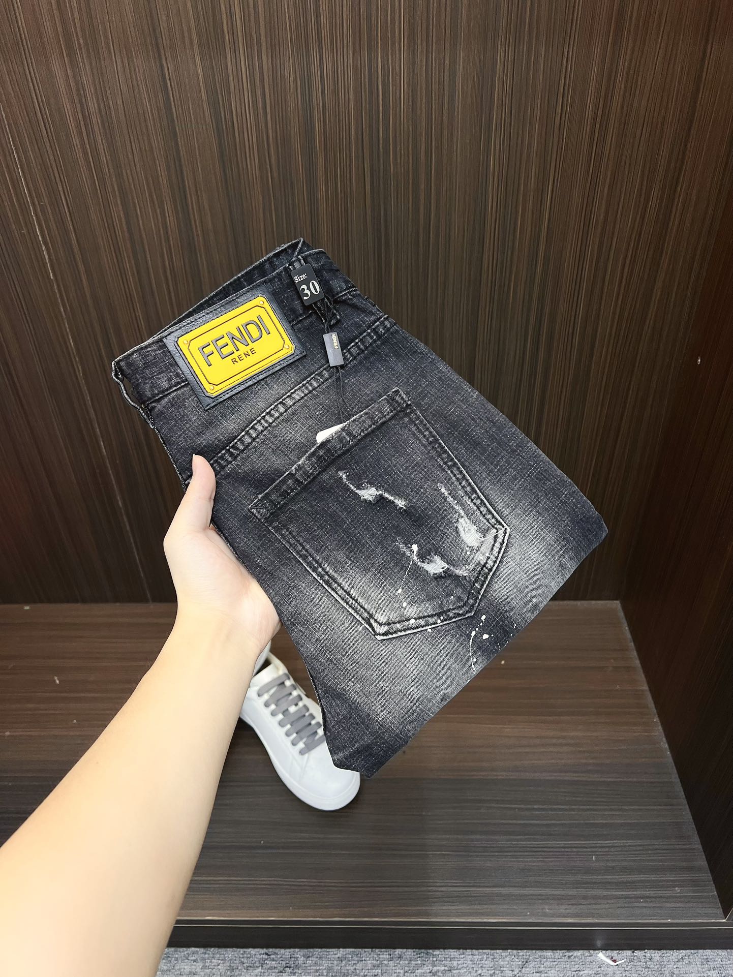 NO:541370,[Fendi] 2025 new products available in counters. The original 1:1 product for physical stores, suitable for all ages. The highest version of imported European fabrics in Europe is comfortable, soft and skin-friendly, with super cool and fashionable and versatile effect, straight and stylish, a must-have for the wardrobe!  Suitable for any occasion Size: 29-38, fendi, jeans, alexander wang19860909【 芬迪】 2025新款款新品 专柜有售 实体店极品牛仔裤专柜原版1:1好货,适合各个年龄段.市场最高版本的欧洲进口面料.舒适柔软亲肤,上身效果超级棒时尚百搭,笔挺有型,衣橱必备！适合任何场合穿着 尺码:29-38,,fendi,jeans,alexander wang,Men's clothing