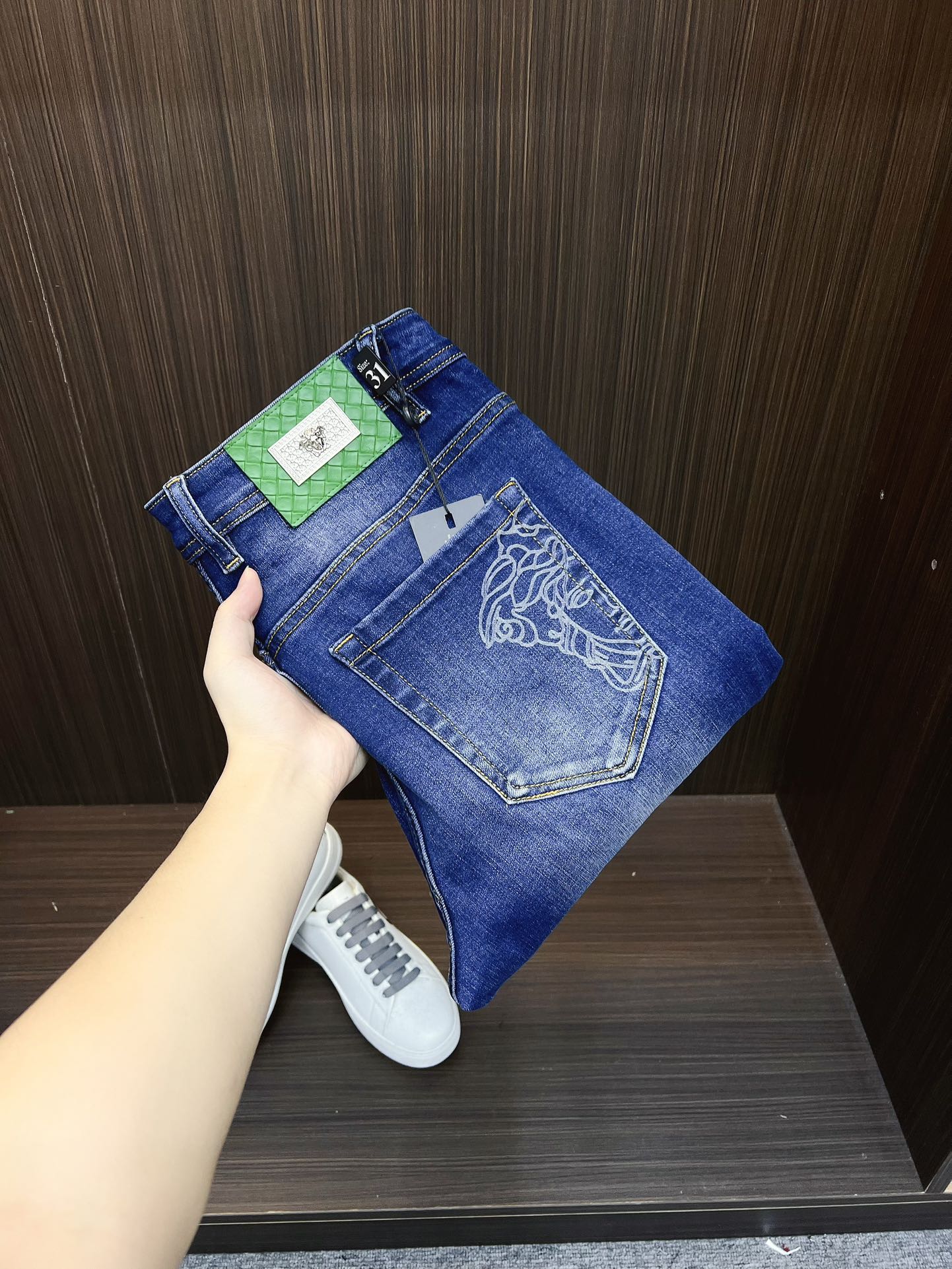 NO:541367,[Versey] 2025 new products available in counters. The original 1:1 product for physical stores, suitable for all ages. The highest version of imported European fabrics in Europe is comfortable, soft and skin-friendly, with super cool and fashionable and versatile effect, straight and stylish, a must-have for the wardrobe!  Suitable for any occasion Size: 29-38, versace, jeans, alexander wang19860909【 范思哲】 2025新款款新品 专柜有售 实体店极品牛仔裤专柜原版1:1好货,适合各个年龄段.市场最高版本的欧洲进口面料.舒适柔软亲肤,上身效果超级棒时尚百搭,笔挺有型,衣橱必备！适合任何场合穿着 尺码:29-38,,versace,jeans,alexander wang,Men's clothing