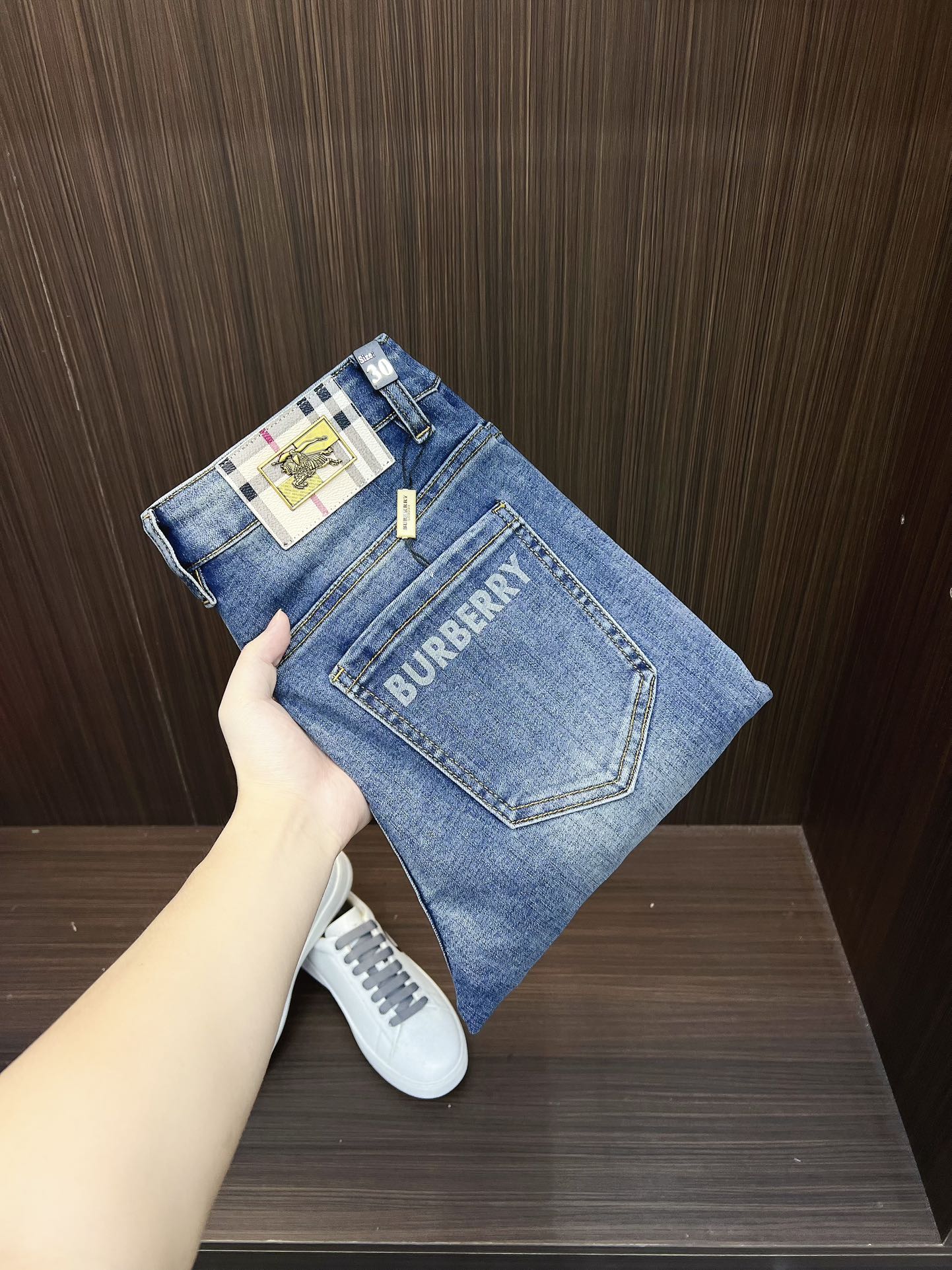 NO:541364,[Burberry] 2025 new products available in counters. The original 1:1 product for physical stores, suitable for all ages. The highest version of imported European fabrics in Europe is comfortable, soft and skin-friendly, with super cool and fashionable and versatile effect, straight and stylish, a must-have for the wardrobe!  Suitable for any occasion Size: 29-38, burberry, jeans, alexander wang19860909【 巴宝莉】 2025新款款新品 专柜有售 实体店极品牛仔裤专柜原版1:1好货,适合各个年龄段.市场最高版本的欧洲进口面料.舒适柔软亲肤,上身效果超级棒时尚百搭,笔挺有型,衣橱必备！适合任何场合穿着 尺码:29-38,,burberry,jeans,alexander wang,Men's clothing