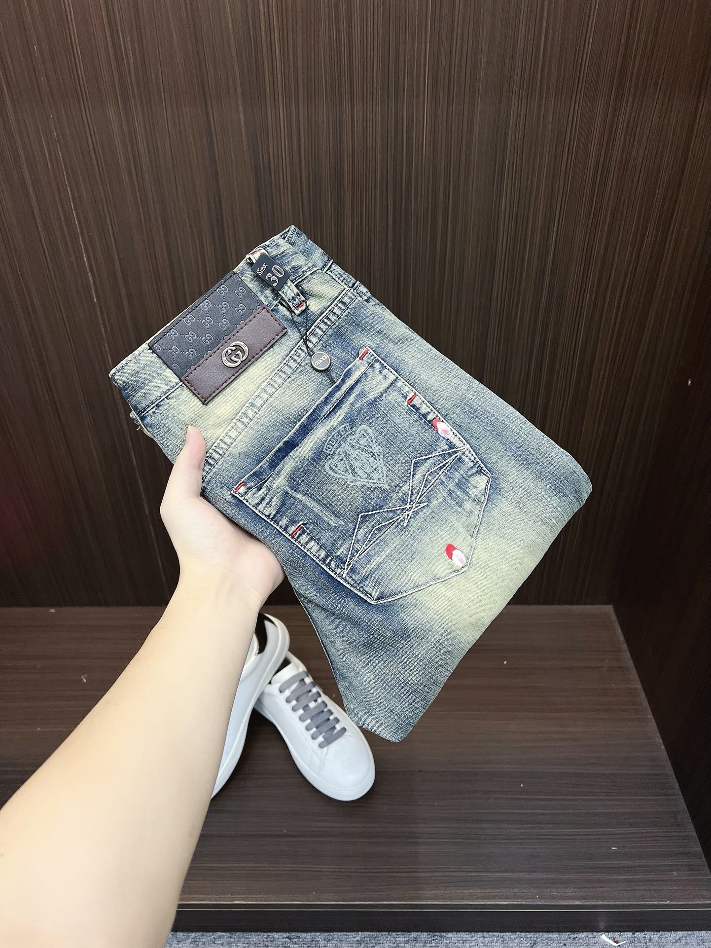 NO:541361,[Guqi] 2025 new products available in counters. The original 1:1 product for physical stores, suitable for all ages. The highest version of imported European fabrics in Europe is comfortable, soft and skin-friendly, with super cool and fashionable and versatile effect, straight and stylish, a must-have for the wardrobe!  Suitable for any occasion Size: 29-38, jeans,alexander wang19860909【 古奇】 2025新款款新品 专柜有售 实体店极品牛仔裤专柜原版1:1好货,适合各个年龄段.市场最高版本的欧洲进口面料.舒适柔软亲肤,上身效果超级棒时尚百搭,笔挺有型,衣橱必备！适合任何场合穿着 尺码:29-38,,jeans,alexander wang,Men's clothing