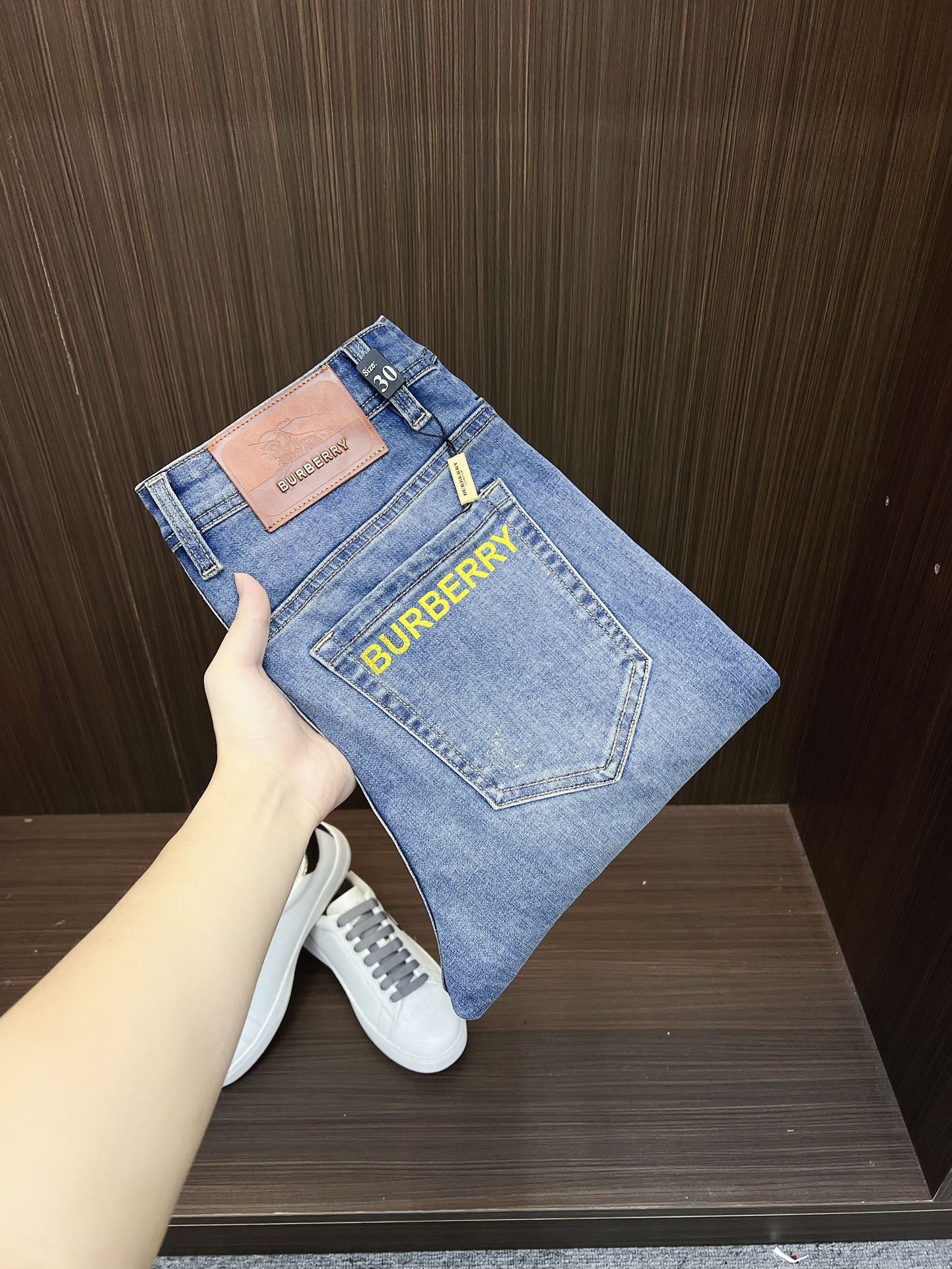 NO:541387,[Burberry] 2025 new products available in counters. The original 1:1 product for physical stores, suitable for all ages. The highest version of imported European fabrics in Europe is comfortable, soft and skin-friendly, with super cool and fashionable and versatile effect, straight and stylish, a must-have for the wardrobe!  Suitable for any occasion Size: 29-38, burberry, jeans, alexander wang19860909【 巴宝莉】 2025新款款新品 专柜有售 实体店极品牛仔裤专柜原版1:1好货,适合各个年龄段.市场最高版本的欧洲进口面料.舒适柔软亲肤,上身效果超级棒时尚百搭,笔挺有型,衣橱必备！适合任何场合穿着 尺码:29-38,,burberry,jeans,alexander wang,Men's clothing