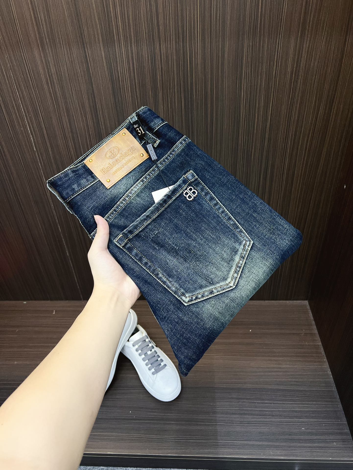 NO:541384,[Balenciaga] 2025 new products available in counters. The original 1:1 product for physical stores, suitable for all ages. The highest version of imported European fabrics in Europe is comfortable, soft and skin-friendly, with super cool and fashionable and versatile effect, straight and stylish, a must-have for the wardrobe!  Suitable for any occasion Size: 29-38, balenciaga, jeans, alexander wang19860909【 巴黎世家】 2025新款款新品 专柜有售 实体店极品牛仔裤专柜原版1:1好货,适合各个年龄段.市场最高版本的欧洲进口面料.舒适柔软亲肤,上身效果超级棒时尚百搭,笔挺有型,衣橱必备！适合任何场合穿着 尺码:29-38,,balenciaga,jeans,alexander wang,Men's clothing