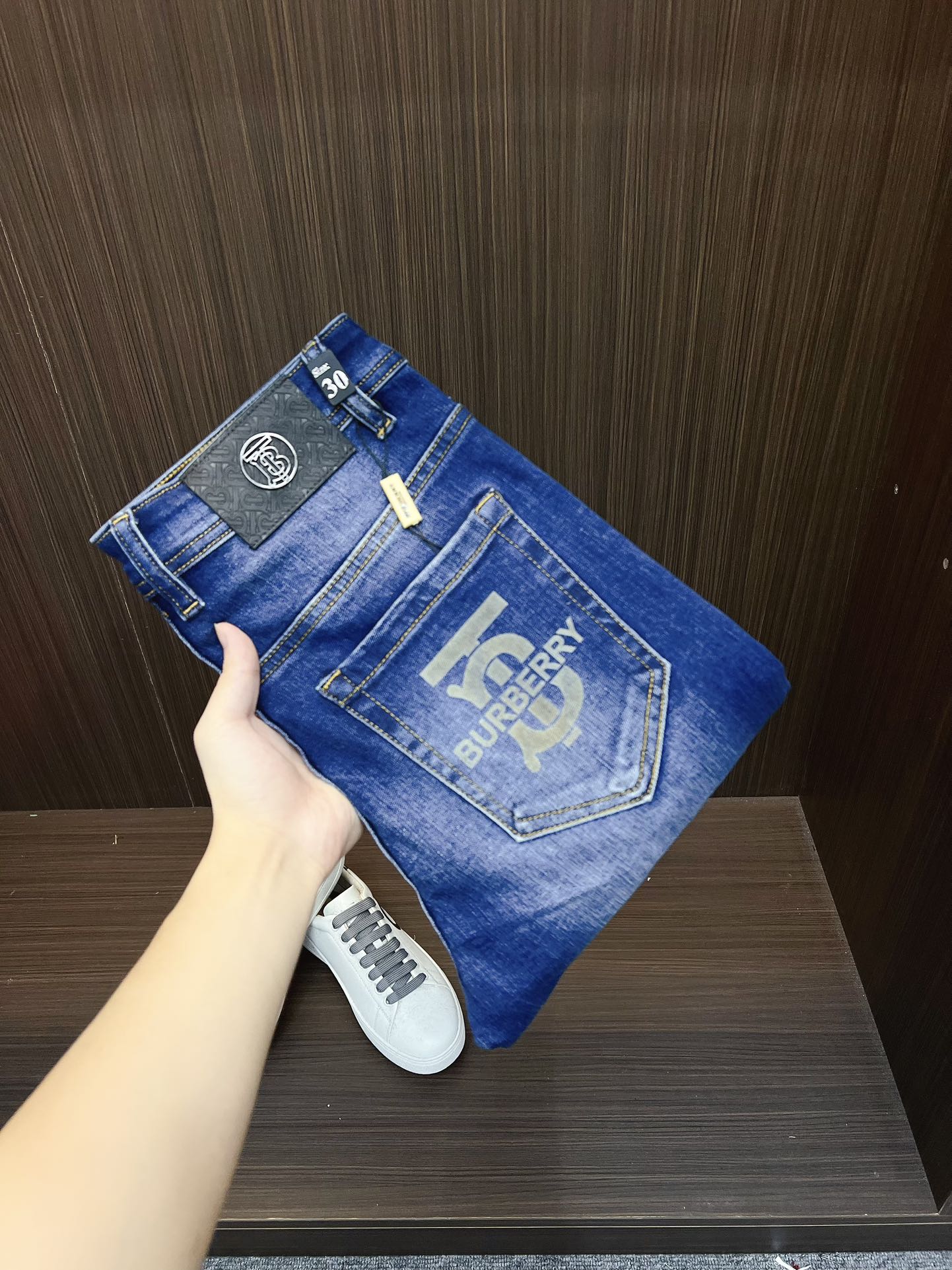 NO:541381,[Burberry] 2025 new products available in counters. The original 1:1 product for physical stores, suitable for all ages. The highest version of imported European fabrics in Europe is comfortable, soft and skin-friendly, with super cool and fashionable and versatile effect, straight and stylish, a must-have for the wardrobe!  Suitable for any occasion Size: 29-38, burberry, jeans, alexander wang19860909【 巴宝莉】 2025新款款新品 专柜有售 实体店极品牛仔裤专柜原版1:1好货,适合各个年龄段.市场最高版本的欧洲进口面料.舒适柔软亲肤,上身效果超级棒时尚百搭,笔挺有型,衣橱必备！适合任何场合穿着 尺码:29-38,,burberry,jeans,alexander wang,Men's clothing