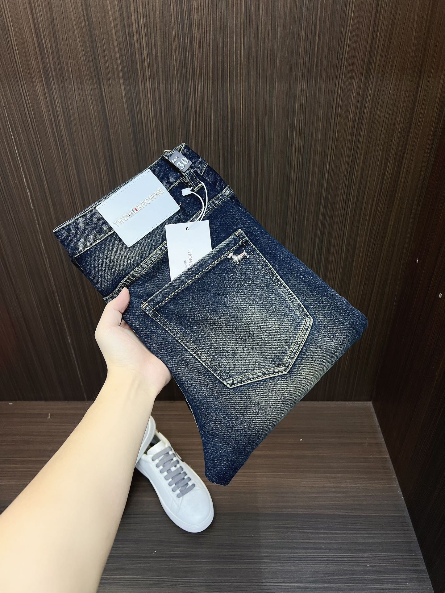 NO:541378,【TB】 2025 new products available in counters. The original 1:1 product for physical stores, suitable for all ages. The highest version of imported European fabrics in Europe is comfortable, soft and skin-friendly, with super cool and fashionable and versatile effect, straight and stylish, a must-have for the wardrobe!  Suitable for any occasion Size: 29-38, jeans,alexander wang19860909【 TB】 2025新款款新品 专柜有售 实体店极品牛仔裤专柜原版1:1好货,适合各个年龄段.市场最高版本的欧洲进口面料.舒适柔软亲肤,上身效果超级棒时尚百搭,笔挺有型,衣橱必备！适合任何场合穿着 尺码:29-38,,jeans,alexander wang,Men's clothing