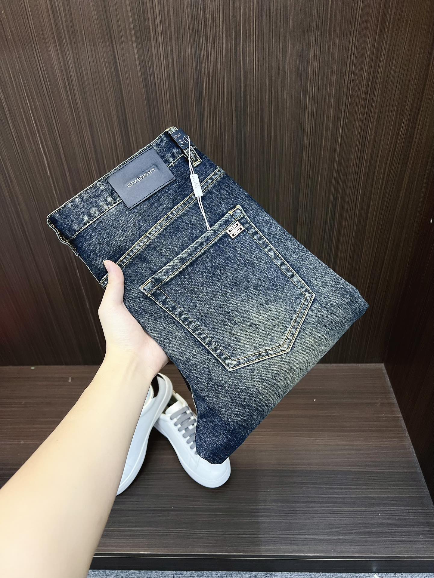 NO:571002,[Givenchy] 2025 autumn and winter new products are available at counters. The best jeans counters in physical stores are original 1:1 good products, suitable for all ages. The highest version of European imported fabrics on the market. Comfortable, soft and skin-friendly, with super upper body effect, fashionable and versatile, straight and stylish, a wardrobe must-have!  Suitable for any occasion. Size:29-38,givenchy,jeans,alexander wang19860909【 纪梵希】 2025 秋冬款新品 专柜有售 实体店极品牛仔裤专柜原版1:1好货,适合各个年龄段.市场最高版本的欧洲进口面料.舒适柔软亲肤,上身效果超级棒时尚百搭,笔挺有型,衣橱必备！适合任何场合穿着 尺码:29-38,,givenchy,jeans,alexander wang,Men's clothing