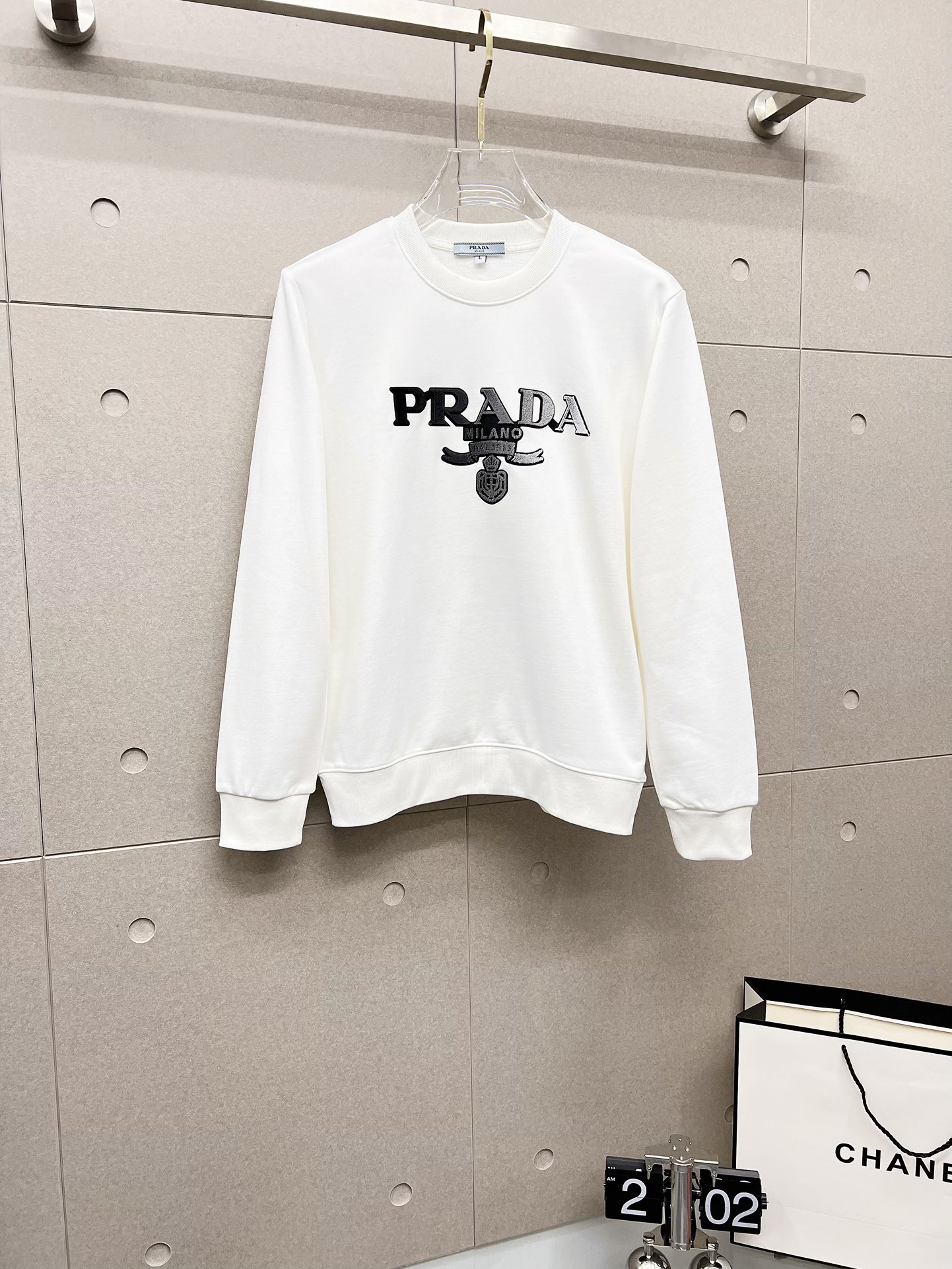 NO:569110,PRADA Prada autumn and winter new design sweatshirt official website synchronized!  This T-shirt combines minimalist design and exquisite details. The oversize trim is reminiscent of Tyrolean dress details, calling for modern ideas, creating a different conceptual pattern, and injecting rich connotation into the traditional cotton T-shirt. The LOGO on the front graphic webbing is unique and shows the brand's nobility. It highlights the style of a big brand, sets off the minimalist design style, and reveals the elegance at a glance!  As a brand that pursues design and tailoring techniques, the materials used will never disappoint!  The body of this shirt is made of Solona cotton blended 400g fabric, which is noble and exquisite. The cotton surface is full, soft and skin-friendly. In short, such a classic style is a must-have for autumn and winter!  M-4XL,,prada,prada,versace,hoodie,sweatshirts,tees,t-shirt,alexander wang19860909PRADA 普拉达 秋冬 新款设计感卫衣 官网同步！这款T恤极简主义设计和精美细节于一身.Oversize饰边引人联想蒂罗尔着装细节,召唤摩登新意,造就不同以往的概念化图案,为传统棉质T恤注入丰盈内涵.前幅图形织带车出的LOGO,别具一番特色,更显品牌尊贵 彰显大牌风范,衬托出了极简主义的设计风格,把优雅风展露的一览无余！ 作为一个追求设计感和裁剪工艺的品牌,用料永远不会让人失望！本款衫身采用索洛纳棉混纺400 克面料,高贵精致,布面棉质饱满柔软亲肤 总之这么经典的款,秋冬必备！M-4XL,,prada,prada,versace,hoodie,sweatshirts,tees，t-shirt,alexander wang,Men's clothing