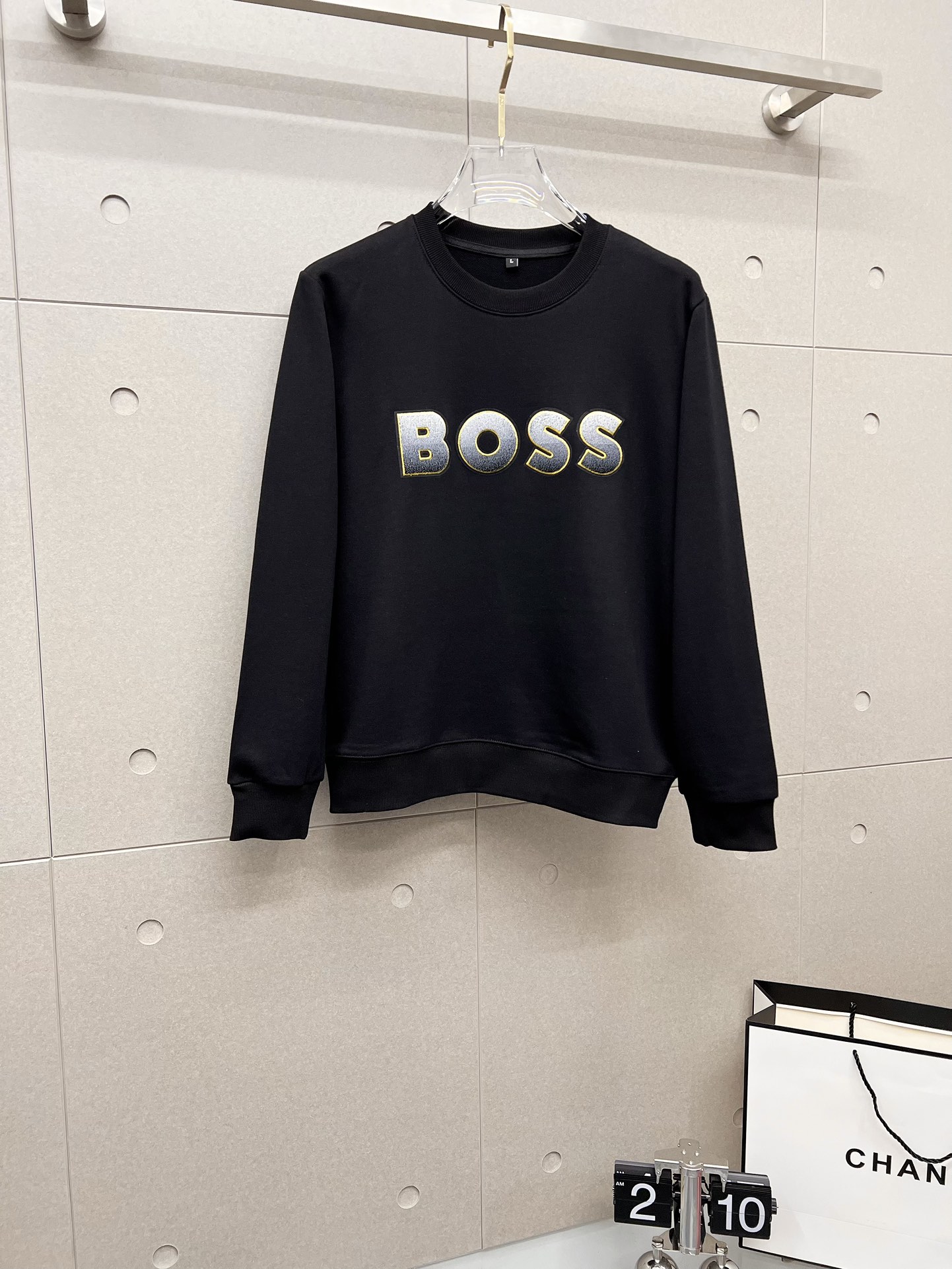 NO:569115,BOSS autumn and winter new design sweatshirt official website synchronized!  This T-shirt combines minimalist design and exquisite details. The oversize trim is reminiscent of Tyrolean dress details, calling for modern ideas, creating a different conceptual pattern, and injecting rich connotation into the traditional cotton T-shirt. The LOGO on the front graphic webbing is unique and shows the brand's nobility. It highlights the style of a big brand, sets off the minimalist design style, and reveals the elegance at a glance!  As a brand that pursues design and tailoring techniques, the materials used will never disappoint!  The body of this shirt is made of Solona cotton blended 400g fabric, which is noble and exquisite. The cotton surface is full, soft and skin-friendly. In short, such a classic style is a must-have for autumn and winter!  M-4XL,,versace,hoodie,sweatshirts,tees,t-shirt,alexander wang19860909BOSS 秋冬 新款设计感卫衣 官网同步！这款T恤极简主义设计和精美细节于一身.Oversize饰边引人联想蒂罗尔着装细节,召唤摩登新意,造就不同以往的概念化图案,为传统棉质T恤注入丰盈内涵.前幅图形织带车出的LOGO,别具一番特色,更显品牌尊贵 彰显大牌风范,衬托出了极简主义的设计风格,把优雅风展露的一览无余！ 作为一个追求设计感和裁剪工艺的品牌,用料永远不会让人失望！本款衫身采用索洛纳棉混纺400 克面料,高贵精致,布面棉质饱满柔软亲肤 总之这么经典的款,秋冬必备！M-4XL,,versace,hoodie,sweatshirts,tees，t-shirt,alexander wang,Men's clothing