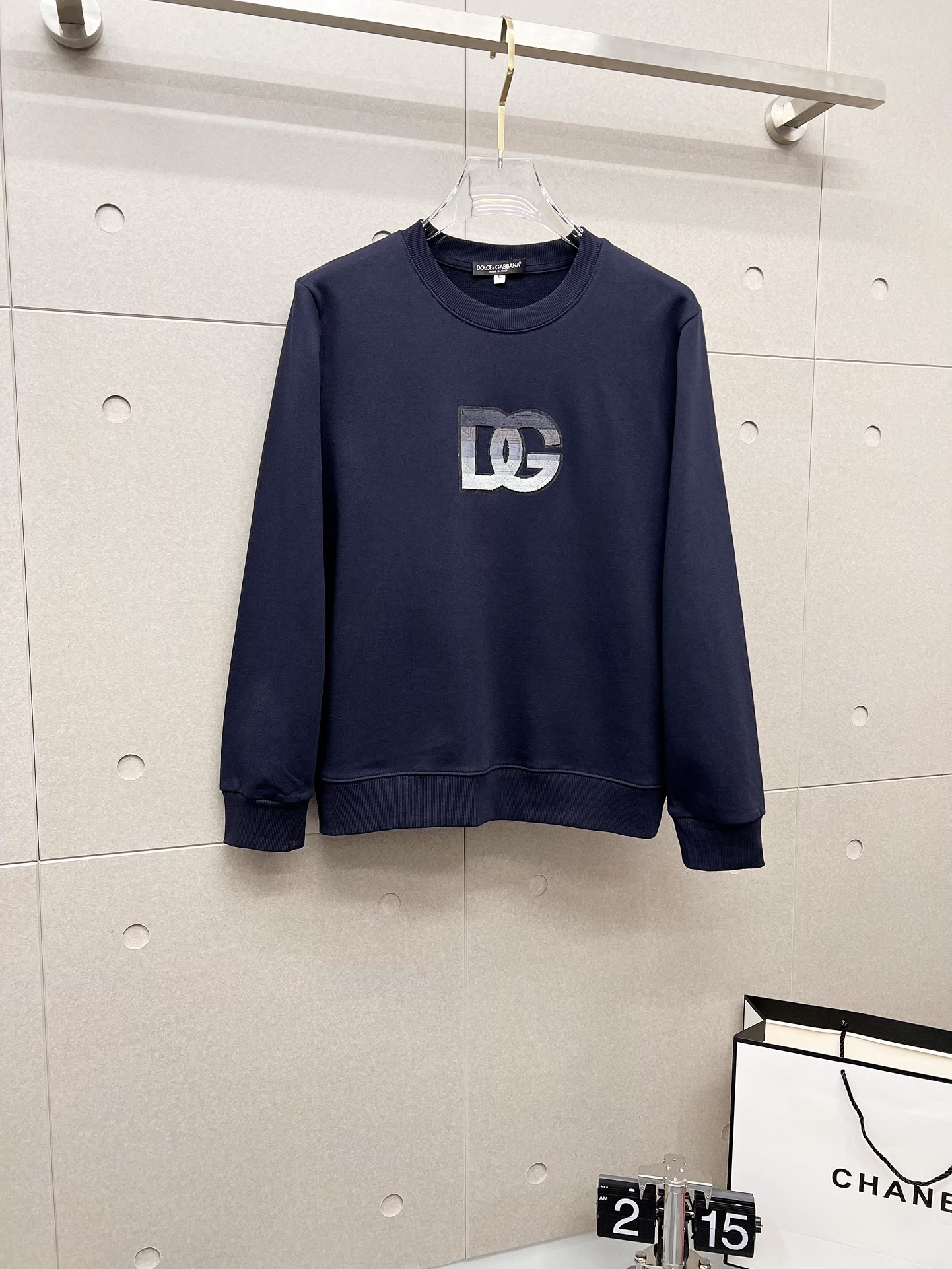 NO:569120,D&G autumn and winter new design sweatshirt official website synchronized!  This T-shirt combines minimalist design and exquisite details. The oversize trim is reminiscent of Tyrolean dress details, calling for modern ideas, creating a different conceptual pattern, and injecting rich connotations into traditional cotton T-shirts. The LOGO on the front graphic webbing is unique and shows the brand's nobility. It highlights the style of a big brand, sets off the minimalist design style, and reveals the elegance at a glance!  As a brand that pursues design and tailoring techniques, the materials used will never disappoint!  The body of this shirt is made of Solona cotton blended 400g fabric, which is noble and exquisite. The cotton surface is full, soft and skin-friendly. In short, such a classic style is a must-have for autumn and winter!  M-4XL,,Dolce&Gabbana,versace,hoodie,sweatshirts,tees,t-shirt,alexander wang19860909D&G 秋冬 新款设计感卫衣 官网同步！这款T恤极简主义设计和精美细节于一身.Oversize饰边引人联想蒂罗尔着装细节,召唤摩登新意,造就不同以往的概念化图案,为传统棉质T恤注入丰盈内涵.前幅图形织带车出的LOGO,别具一番特色,更显品牌尊贵 彰显大牌风范,衬托出了极简主义的设计风格,把优雅风展露的一览无余！ 作为一个追求设计感和裁剪工艺的品牌,用料永远不会让人失望！本款衫身采用索洛纳棉混纺400 克面料,高贵精致,布面棉质饱满柔软亲肤 总之这么经典的款,秋冬必备！M-4XL,,Dolce&Gabbana,versace,hoodie,sweatshirts,tees，t-shirt,alexander wang,Men's clothing