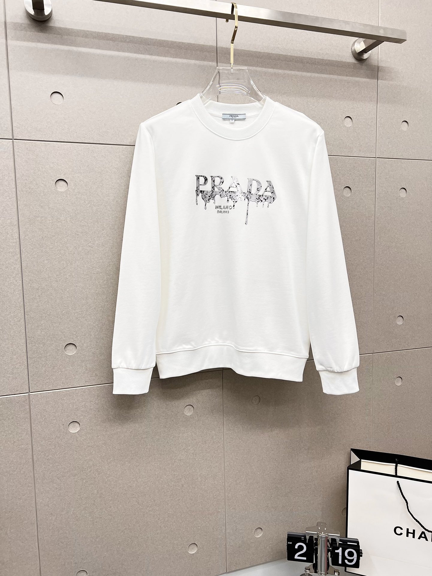 NO:569129,PRADA Prada autumn and winter new design sweatshirt official website synchronized!  This T-shirt combines minimalist design and exquisite details. The oversize trim is reminiscent of Tyrolean dress details, calling for modern ideas, creating a different conceptual pattern, and injecting rich connotations into traditional cotton T-shirts. The LOGO on the front graphic webbing is unique and shows the brand's nobility. It highlights the style of a big brand, sets off the minimalist design style, and reveals the elegance at a glance!  As a brand that pursues design and tailoring techniques, the materials used will never disappoint!  The body of this shirt is made of Solona cotton blended 400g fabric, which is noble and exquisite. The cotton surface is full, soft and skin-friendly. In short, such a classic style is a must-have for autumn and winter!  M-4XL,,prada,prada,versace,hoodie,sweatshirts,tees,t-shirt,alexander wang19860909PRADA 普拉达 秋冬 新款设计感卫衣 官网同步！这款T恤极简主义设计和精美细节于一身.Oversize饰边引人联想蒂罗尔着装细节,召唤摩登新意,造就不同以往的概念化图案,为传统棉质T恤注入丰盈内涵.前幅图形织带车出的LOGO,别具一番特色,更显品牌尊贵 彰显大牌风范,衬托出了极简主义的设计风格,把优雅风展露的一览无余！ 作为一个追求设计感和裁剪工艺的品牌,用料永远不会让人失望！本款衫身采用索洛纳棉混纺400 克面料,高贵精致,布面棉质饱满柔软亲肤 总之这么经典的款,秋冬必备！M-4XL,,prada,prada,versace,hoodie,sweatshirts,tees，t-shirt,alexander wang,Men's clothing