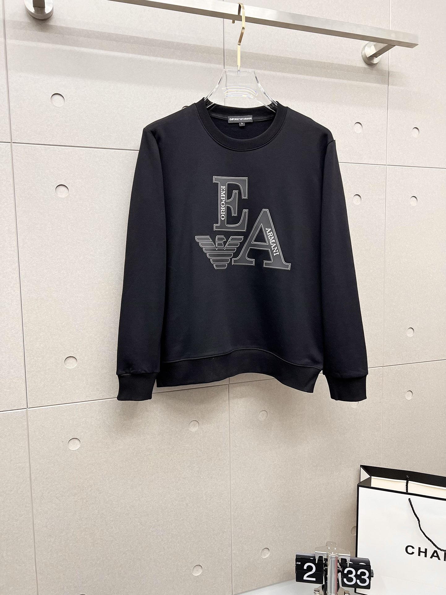 NO:569135,Armani Armani autumn and winter new design sweatshirt official website synchronization!  This T-shirt combines minimalist design and exquisite details. The oversize trim is reminiscent of Tyrolean dress details, calling for modern ideas, creating a different conceptual pattern, and injecting rich connotations into traditional cotton T-shirts. The LOGO on the front graphic webbing is unique and shows the brand's nobility. It highlights the style of a big brand, sets off the minimalist design style, and reveals the elegance at a glance!  As a brand that pursues design and tailoring techniques, the materials used will never disappoint!  The body of this shirt is made of Solona cotton blended 400g fabric, which is noble and exquisite. The cotton surface is full, soft and skin-friendly. In short, such a classic style is a must-have for autumn and winter!  M-4XL,,armani,versace,armani,hoodie,sweatshirts,tees,t-shirt,alexander wang19860909Armani 阿玛尼 秋冬 新款设计感卫衣 官网同步！这款T恤极简主义设计和精美细节于一身.Oversize饰边引人联想蒂罗尔着装细节,召唤摩登新意,造就不同以往的概念化图案,为传统棉质T恤注入丰盈内涵.前幅图形织带车出的LOGO,别具一番特色,更显品牌尊贵 彰显大牌风范,衬托出了极简主义的设计风格,把优雅风展露的一览无余！ 作为一个追求设计感和裁剪工艺的品牌,用料永远不会让人失望！本款衫身采用索洛纳棉混纺400 克面料,高贵精致,布面棉质饱满柔软亲肤 总之这么经典的款,秋冬必备！M-4XL,,armani,versace,armani,hoodie,sweatshirts,tees，t-shirt,alexander wang,Men's clothing