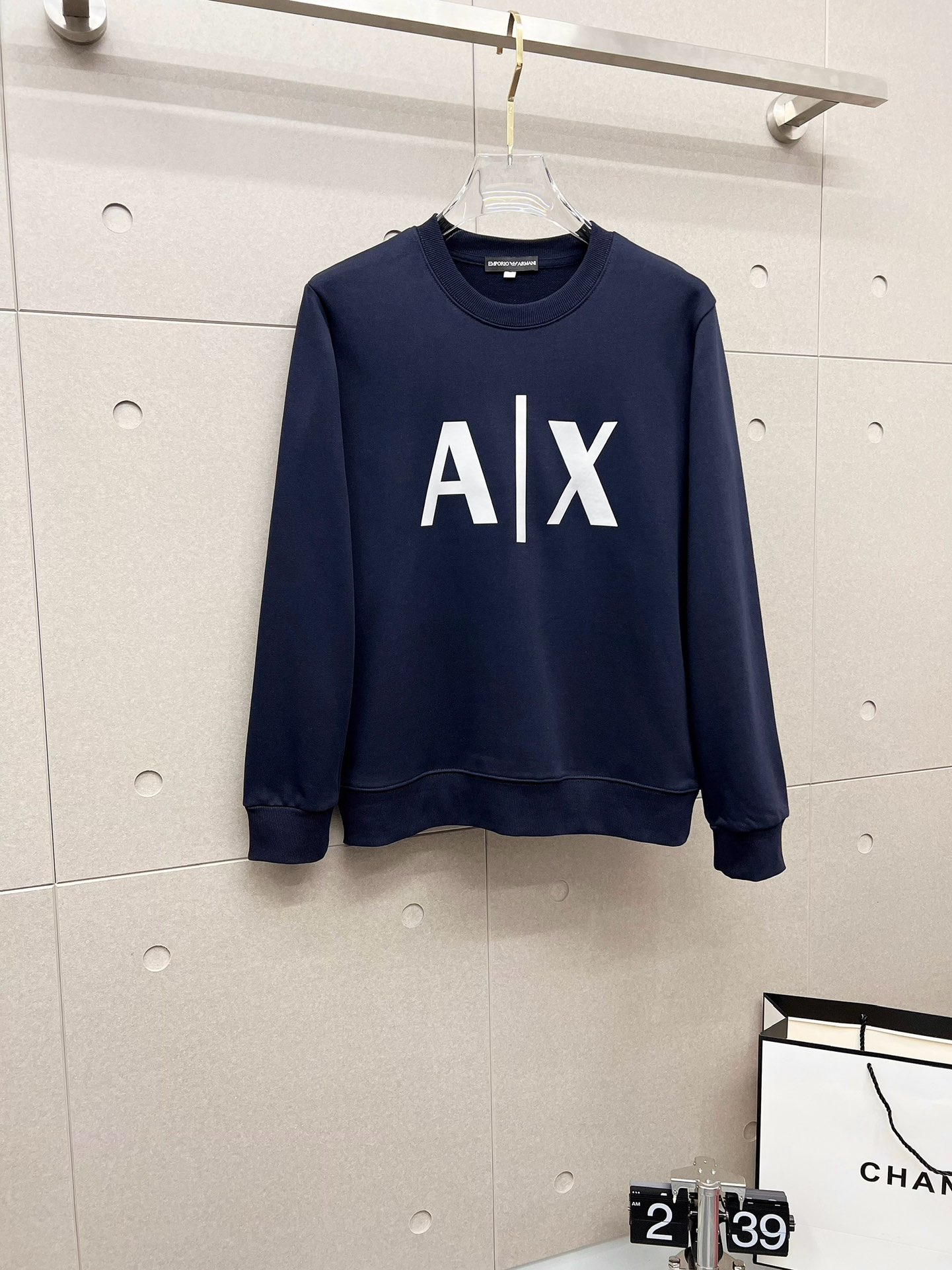 NO:569148,Armani Armani autumn and winter new design sweatshirt official website synchronization!  This T-shirt combines minimalist design and exquisite details. The oversize trim is reminiscent of Tyrolean dress details, calling for modern ideas, creating a different conceptual pattern, and injecting rich connotation into the traditional cotton T-shirt. The LOGO on the front graphic webbing is unique and shows the brand's nobility. It highlights the style of a big brand, sets off the minimalist design style, and reveals the elegance at a glance!  As a brand that pursues design and tailoring techniques, the materials used will never disappoint!  The body of this shirt is made of Solona cotton blended 400g fabric, which is noble and exquisite. The cotton surface is full, soft and skin-friendly. In short, such a classic style is a must-have for autumn and winter!  M-4XL,,armani,versace,armani,hoodie,sweatshirts,tees,t-shirt,alexander wang19860909Armani 阿玛尼 秋冬 新款设计感卫衣 官网同步！这款T恤极简主义设计和精美细节于一身.Oversize饰边引人联想蒂罗尔着装细节,召唤摩登新意,造就不同以往的概念化图案,为传统棉质T恤注入丰盈内涵.前幅图形织带车出的LOGO,别具一番特色,更显品牌尊贵 彰显大牌风范,衬托出了极简主义的设计风格,把优雅风展露的一览无余！ 作为一个追求设计感和裁剪工艺的品牌,用料永远不会让人失望！本款衫身采用索洛纳棉混纺400 克面料,高贵精致,布面棉质饱满柔软亲肤 总之这么经典的款,秋冬必备！M-4XL,,armani,versace,armani,hoodie,sweatshirts,tees，t-shirt,alexander wang,Men's clothing