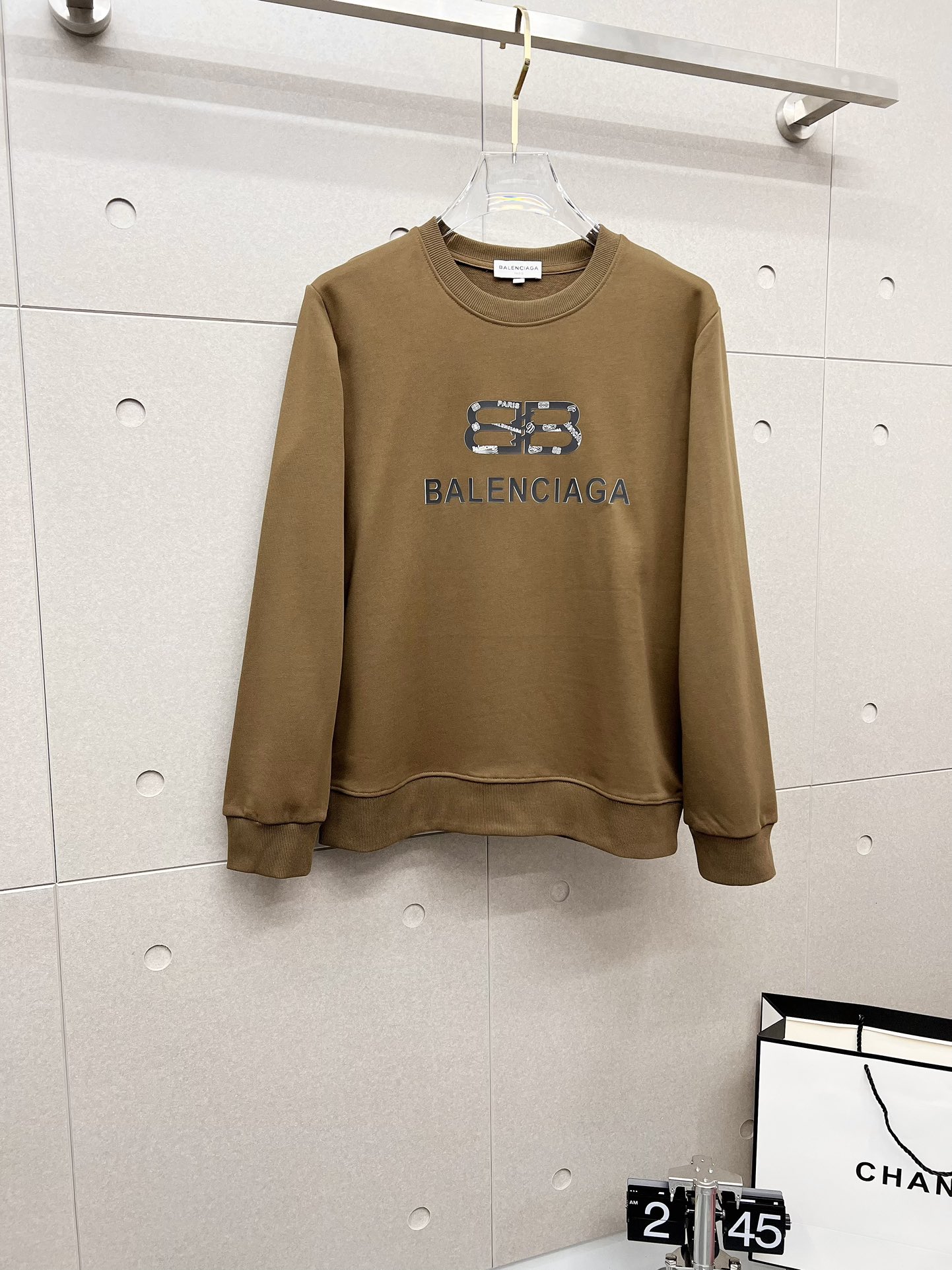 NO:569141,Balenciaga autumn and winter new design sweatshirt official website synchronization!  This T-shirt combines minimalist design and exquisite details. The oversize trim is reminiscent of Tyrolean dress details, calling for modern ideas, creating a different conceptual pattern, and injecting rich connotations into traditional cotton T-shirts. The LOGO on the front graphic webbing is unique and shows the brand's nobility. It highlights the style of a big brand, sets off the minimalist design style, and reveals the elegance at a glance!  As a brand that pursues design and tailoring techniques, the materials used will never disappoint!  The body of this shirt is made of Solona cotton blended 400g fabric, which is noble and exquisite. The cotton surface is full, soft and skin-friendly. In short, such a classic style is a must-have for autumn and winter!  M-4XL,,balenciaga,versace,hoodie,sweatshirts,tees,t-shirt,alexander wang19860909巴黎世家 秋冬 新款设计感卫衣 官网同步！这款T恤极简主义设计和精美细节于一身.Oversize饰边引人联想蒂罗尔着装细节,召唤摩登新意,造就不同以往的概念化图案,为传统棉质T恤注入丰盈内涵.前幅图形织带车出的LOGO,别具一番特色,更显品牌尊贵 彰显大牌风范,衬托出了极简主义的设计风格,把优雅风展露的一览无余！ 作为一个追求设计感和裁剪工艺的品牌,用料永远不会让人失望！本款衫身采用索洛纳棉混纺400 克面料,高贵精致,布面棉质饱满柔软亲肤 总之这么经典的款,秋冬必备！M-4XL,,balenciaga,versace,hoodie,sweatshirts,tees，t-shirt,alexander wang,Men's clothing