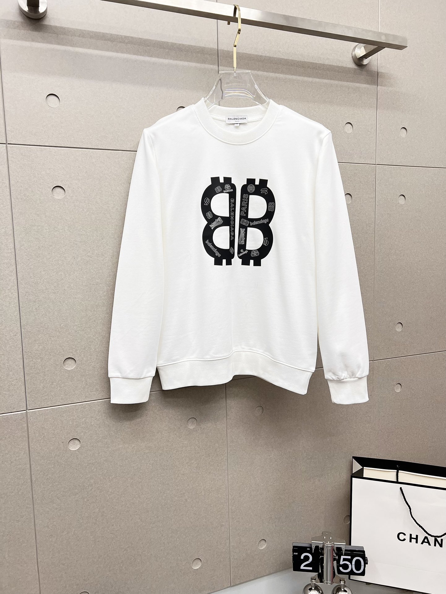 NO:569158,Balenciaga autumn and winter new design sweatshirt official website synchronization!  This T-shirt combines minimalist design and exquisite details. The oversize trim is reminiscent of Tyrolean dress details, calling for modern ideas, creating a different conceptual pattern, and injecting rich connotations into traditional cotton T-shirts. The LOGO on the front graphic webbing is unique and shows the brand's nobility. It highlights the style of a big brand, sets off the minimalist design style, and reveals the elegance at a glance!  As a brand that pursues design and tailoring techniques, the materials used will never disappoint!  The body of this shirt is made of Solona cotton blended 400g fabric, which is noble and exquisite. The cotton surface is full, soft and skin-friendly. In short, such a classic style is a must-have for autumn and winter!  M-4XL,,balenciaga,versace,hoodie,sweatshirts,tees,t-shirt,alexander wang19860909巴黎世家 秋冬 新款设计感卫衣 官网同步！这款T恤极简主义设计和精美细节于一身.Oversize饰边引人联想蒂罗尔着装细节,召唤摩登新意,造就不同以往的概念化图案,为传统棉质T恤注入丰盈内涵.前幅图形织带车出的LOGO,别具一番特色,更显品牌尊贵 彰显大牌风范,衬托出了极简主义的设计风格,把优雅风展露的一览无余！ 作为一个追求设计感和裁剪工艺的品牌,用料永远不会让人失望！本款衫身采用索洛纳棉混纺400 克面料,高贵精致,布面棉质饱满柔软亲肤 总之这么经典的款,秋冬必备！M-4XL,,balenciaga,versace,hoodie,sweatshirts,tees，t-shirt,alexander wang,Men's clothing