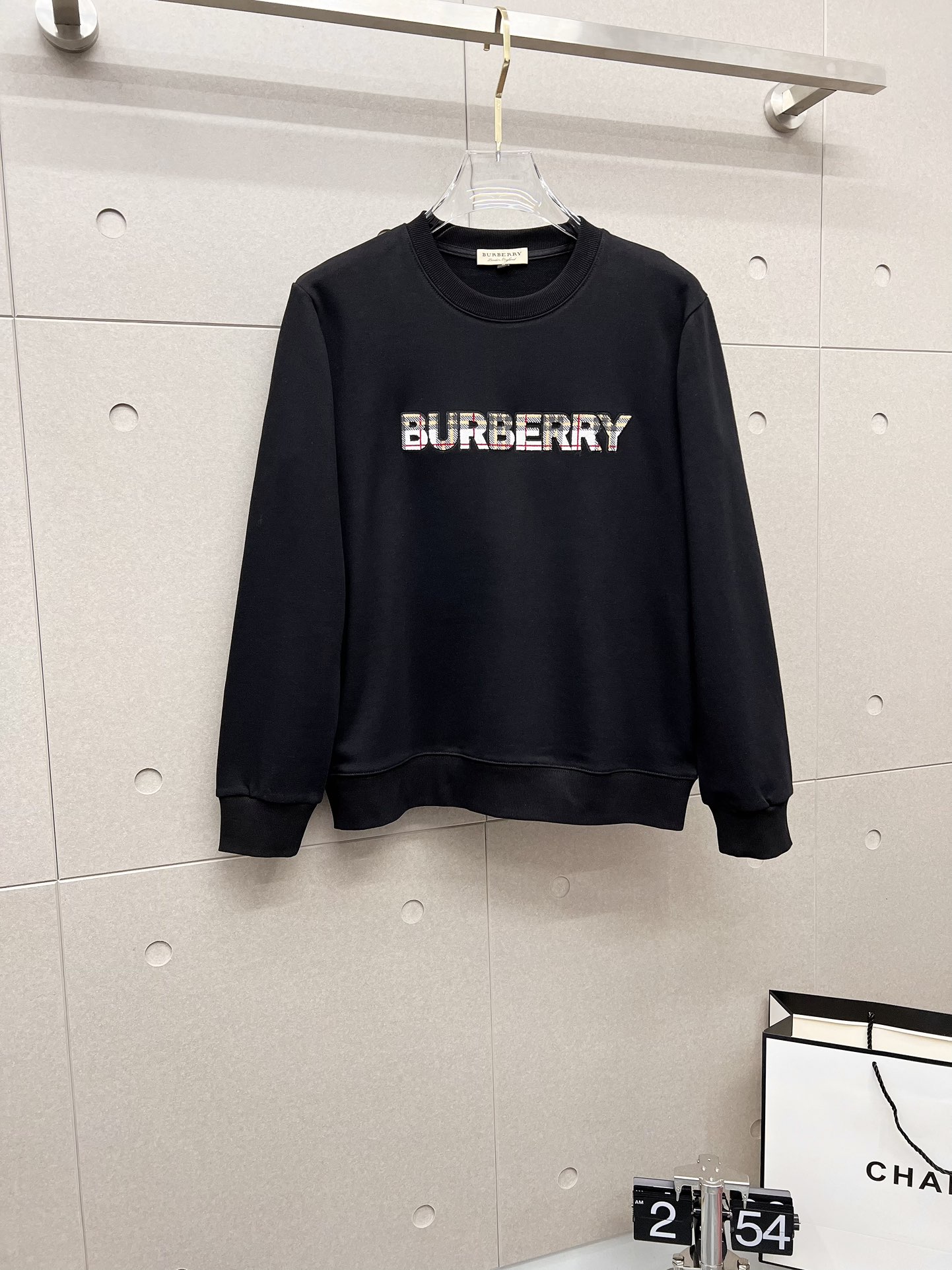 NO:569153,Burberry autumn and winter new design sweatshirt official website synchronized!  This T-shirt combines minimalist design and exquisite details. The oversize trim is reminiscent of Tyrolean dress details, calling for modern ideas, creating a different conceptual pattern, and injecting rich connotation into the traditional cotton T-shirt. The LOGO on the front graphic webbing is unique and shows the brand's nobility. It highlights the style of a big brand, sets off the minimalist design style, and reveals the elegance at a glance!  As a brand that pursues design and tailoring techniques, the materials used will never disappoint!  The body of this shirt is made of Solona cotton blended 400g fabric, which is noble and exquisite. The cotton surface is full, soft and skin-friendly. In short, such a classic style is a must-have for autumn and winter!  M-4XL,,burberry,burberry,versace,hoodie,sweatshirts,tees,t-shirt,alexander wang19860909Burberry 巴宝莉 秋冬 新款设计感卫衣 官网同步！这款T恤极简主义设计和精美细节于一身.Oversize饰边引人联想蒂罗尔着装细节,召唤摩登新意,造就不同以往的概念化图案,为传统棉质T恤注入丰盈内涵.前幅图形织带车出的LOGO,别具一番特色,更显品牌尊贵 彰显大牌风范,衬托出了极简主义的设计风格,把优雅风展露的一览无余！ 作为一个追求设计感和裁剪工艺的品牌,用料永远不会让人失望！本款衫身采用索洛纳棉混纺400 克面料,高贵精致,布面棉质饱满柔软亲肤 总之这么经典的款,秋冬必备！M-4XL,,burberry,burberry,versace,hoodie,sweatshirts,tees，t-shirt,alexander wang,Men's clothing