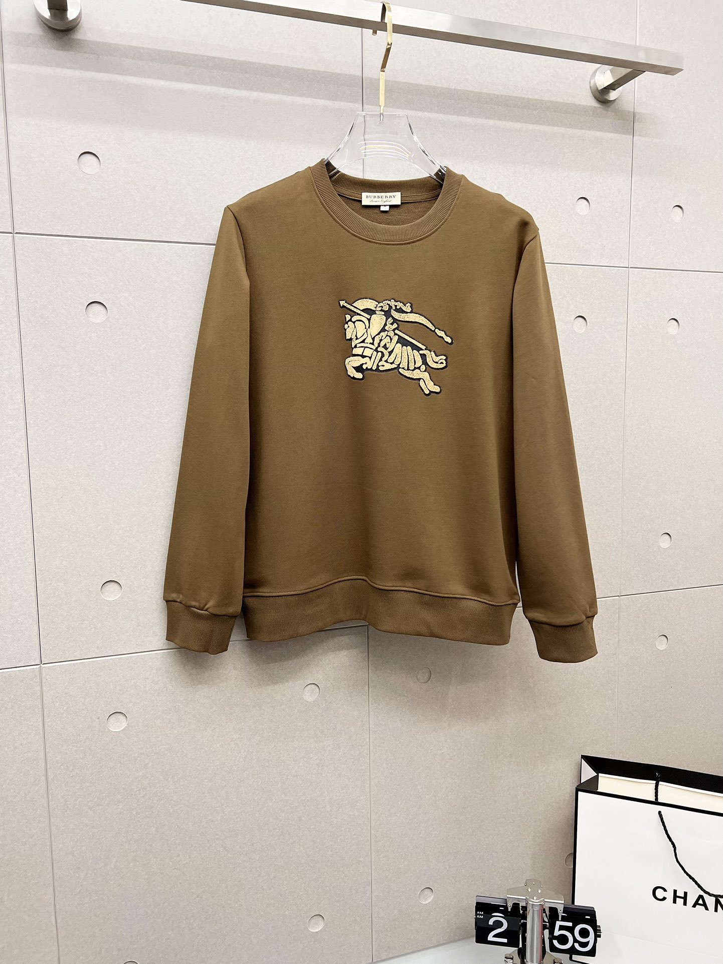 NO:569168,Burberry autumn and winter new design sweatshirt official website synchronized!  This T-shirt combines minimalist design and exquisite details. The oversize trim is reminiscent of Tyrolean dress details, calling for modern ideas, creating a different conceptual pattern, and injecting rich connotation into the traditional cotton T-shirt. The LOGO on the front graphic webbing is unique and shows the brand's nobility. It highlights the style of a big brand, sets off the minimalist design style, and reveals the elegance at a glance!  As a brand that pursues design and tailoring techniques, the materials used will never disappoint!  The body of this shirt is made of Solona cotton blended 400g fabric, which is noble and exquisite. The cotton surface is full, soft and skin-friendly. In short, such a classic style is a must-have for autumn and winter!  M-4XL,,burberry,burberry,versace,hoodie,sweatshirts,tees,t-shirt,alexander wang19860909Burberry 巴宝莉 秋冬 新款设计感卫衣 官网同步！这款T恤极简主义设计和精美细节于一身.Oversize饰边引人联想蒂罗尔着装细节,召唤摩登新意,造就不同以往的概念化图案,为传统棉质T恤注入丰盈内涵.前幅图形织带车出的LOGO,别具一番特色,更显品牌尊贵 彰显大牌风范,衬托出了极简主义的设计风格,把优雅风展露的一览无余！ 作为一个追求设计感和裁剪工艺的品牌,用料永远不会让人失望！本款衫身采用索洛纳棉混纺400 克面料,高贵精致,布面棉质饱满柔软亲肤 总之这么经典的款,秋冬必备！M-4XL,,burberry,burberry,versace,hoodie,sweatshirts,tees，t-shirt,alexander wang,Men's clothing