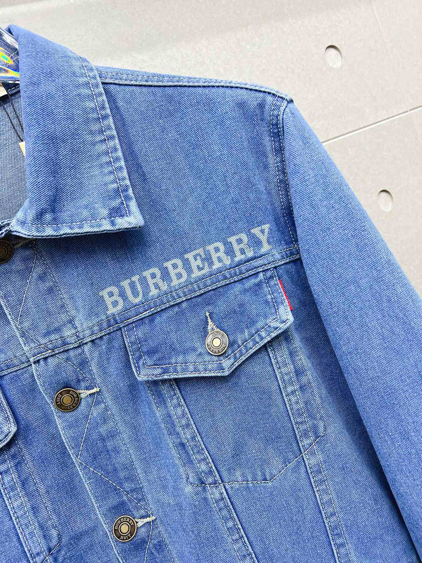 Burberry巴宝莉顶级版本！2024秋冬新款水洗字母牛仔外套闭眼入的一款！上身无敌百搭好看！原版开模