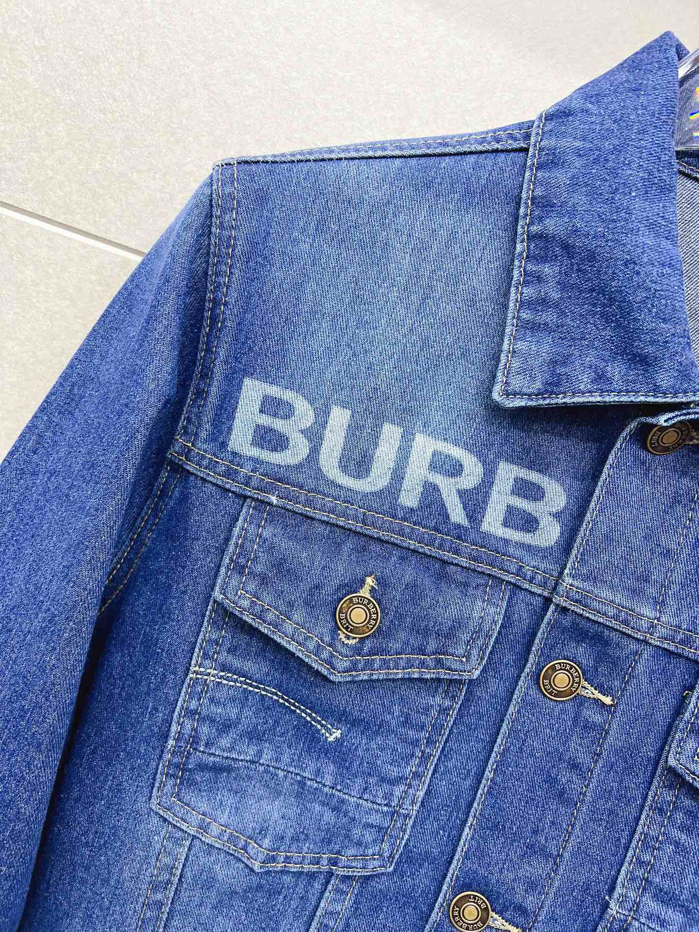 Burberry巴宝莉顶级版本！2024秋冬新款水洗字母牛仔外套闭眼入的一款！上身无敌百搭好看！原版开模