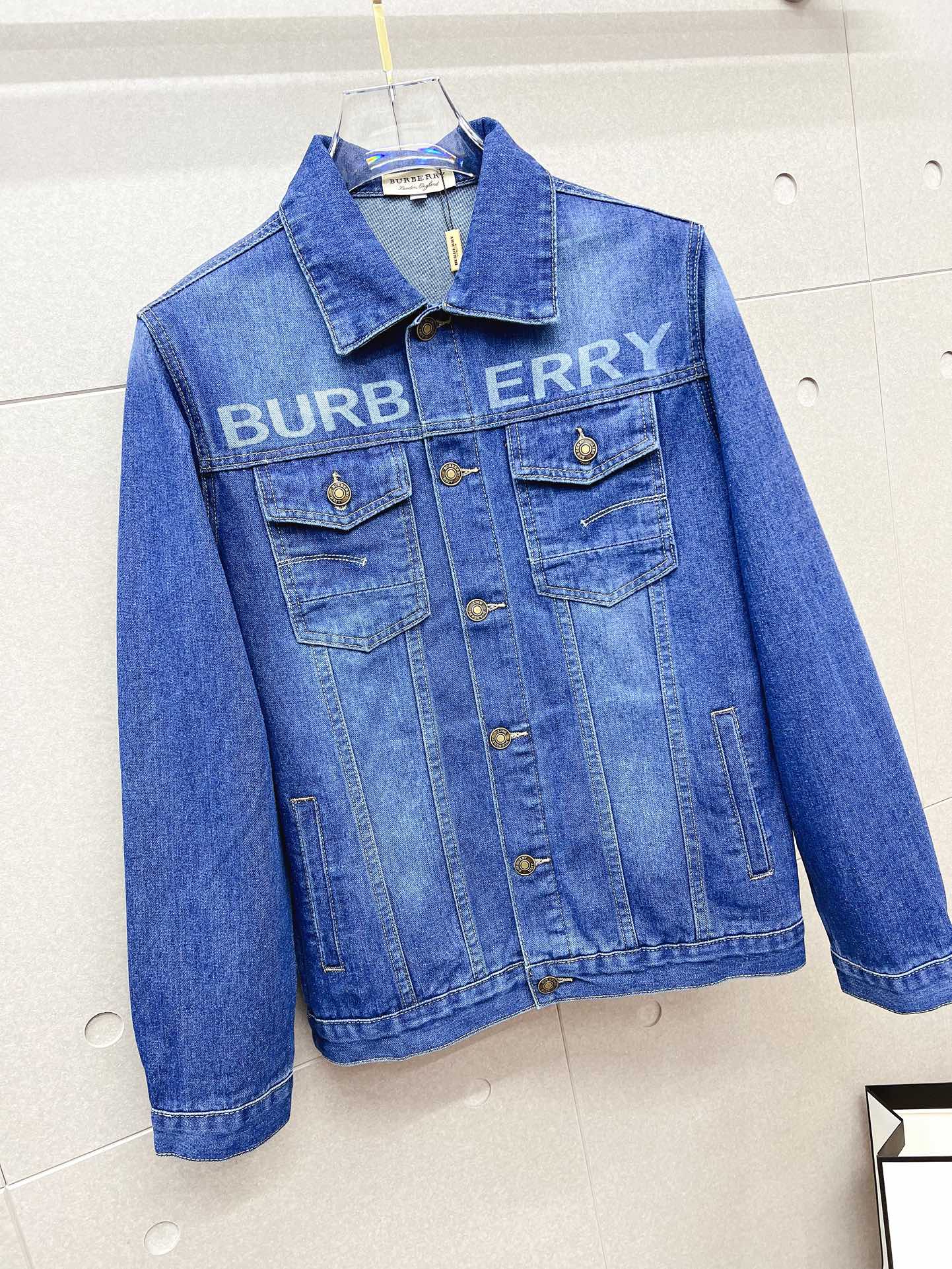 Burberry巴宝莉顶级版本！2024秋冬新款水洗字母牛仔外套闭眼入的一款！上身无敌百搭好看！原版开模