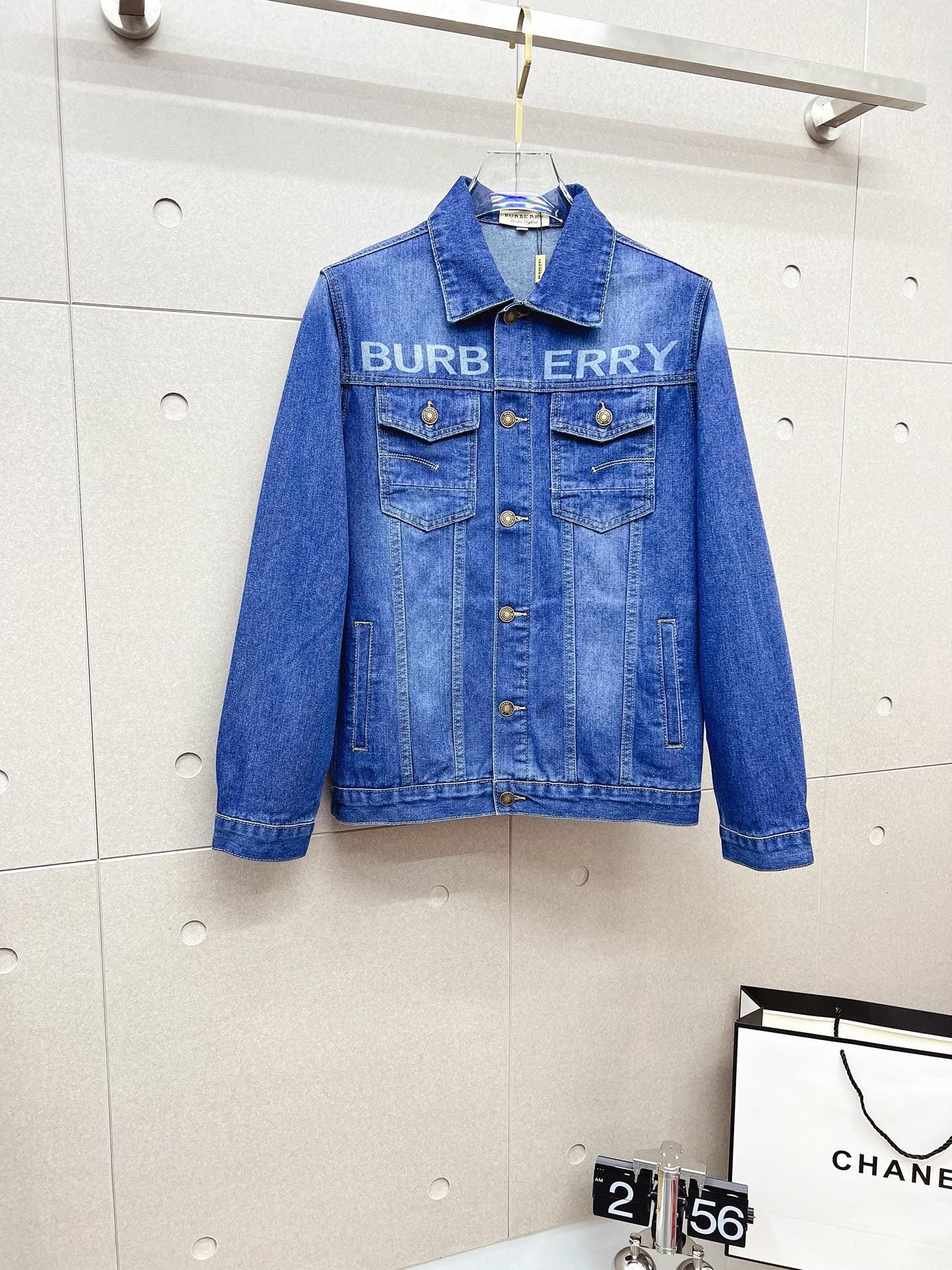 Burberry巴宝莉顶级版本！2024秋冬新款水洗字母牛仔外套闭眼入的一款！上身无敌百搭好看！原版开模