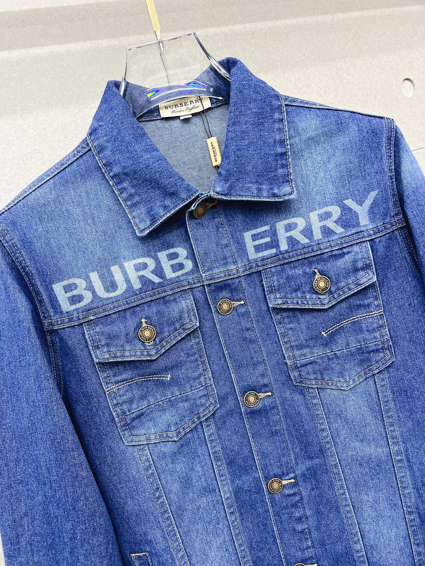 Burberry巴宝莉顶级版本！2024秋冬新款水洗字母牛仔外套闭眼入的一款！上身无敌百搭好看！原版开模